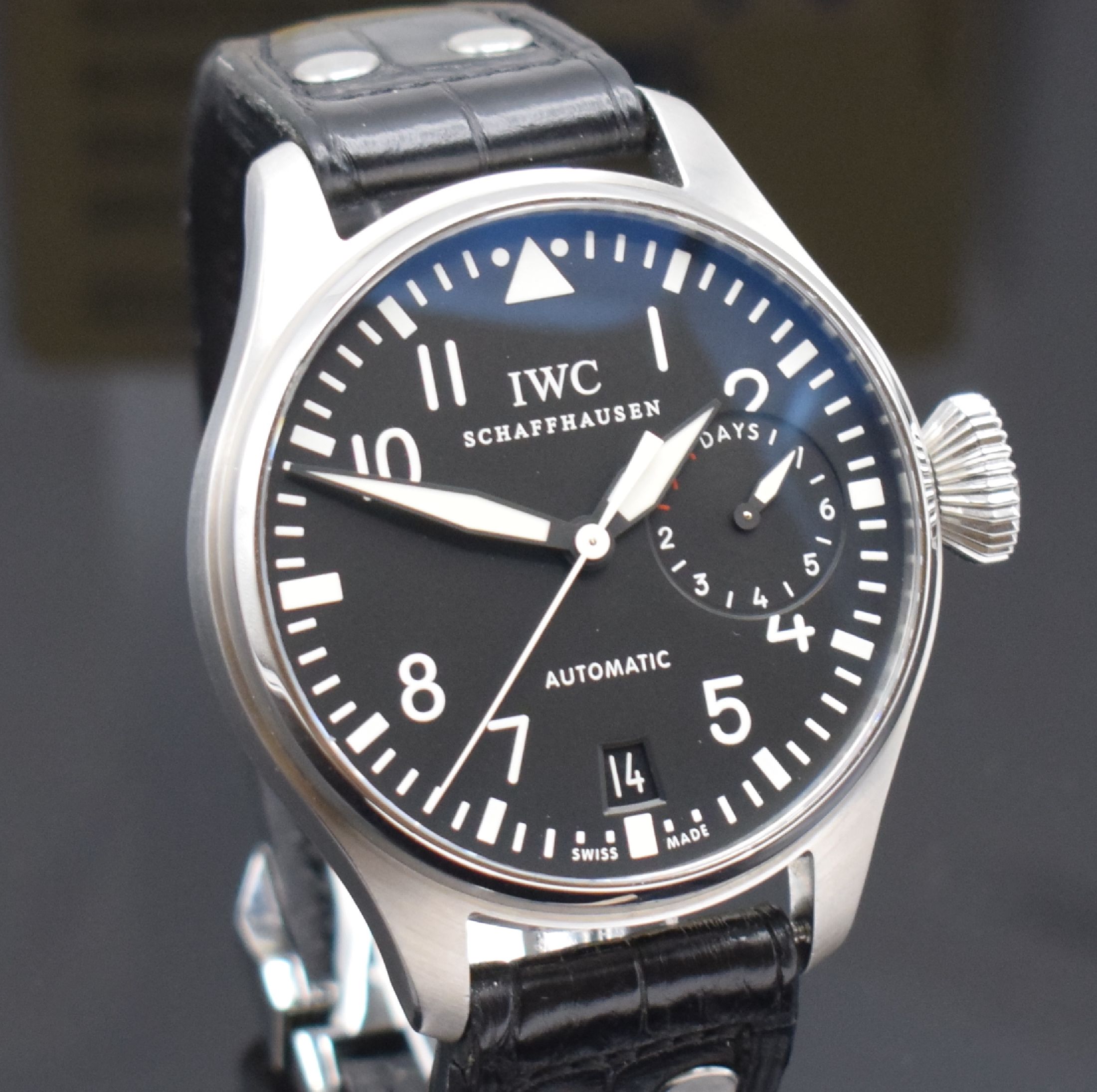 Detail e: IWC große Fliegeruhr Herrenarmbanduhr Referenz IW500401, Automatik, verschr. Stahlgehäuse m. Weicheisen-Innengeh., orig. Lederband m. orig. ...