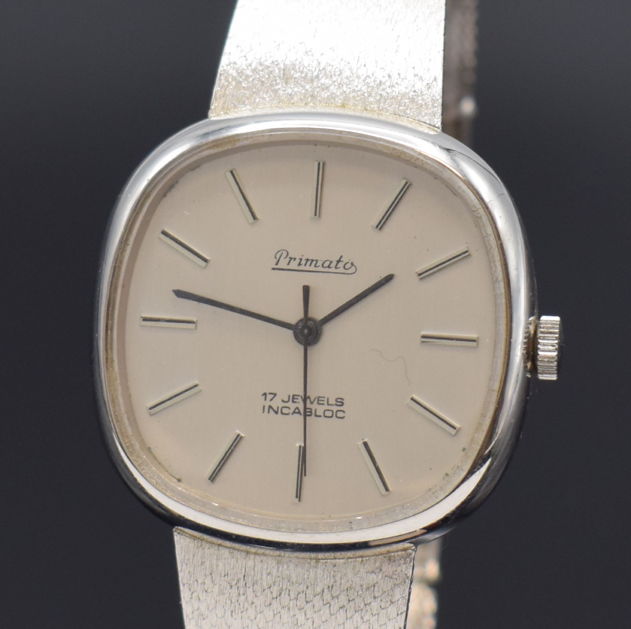 Detail a: PRIMATO Herrenarmbanduhr in WG 333/000, Schweiz um 1965, Handaufzug, 2-teil. Gehäuse, Boden aufgedr., silb. Zifferbl. m. aufges. Std.-Ind., Kal. ETA ...