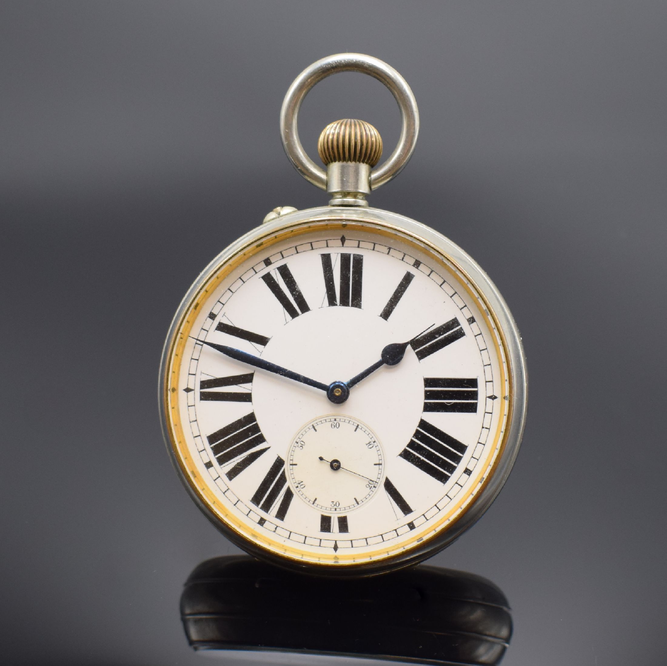 Übergroße Taschenuhr / Eisenbahneruhr im vernickelten Gehäuse, Schweiz um 1910, D. ca. 76 mm, glattes Geh. l. dell., Emailblatt m. fetten röm. ...