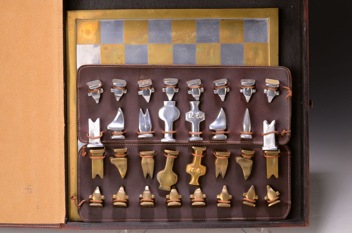 David Marshall, geb. 1942 Schottland, Schachspiel, Messing und Aluminium, Brett und Figuren, ca. 33x33cm, Figuren ca. 3-6.5cm, in Lederkassette