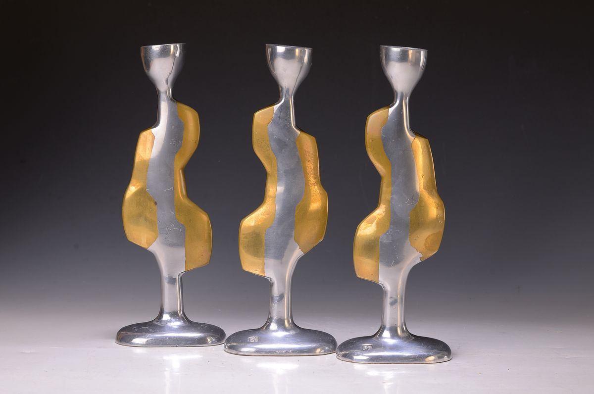 David Marshall, geb. 1942 Schottland, 3 Kerzenleuchter, Messing und Aluminium, H. je ca. 28cm