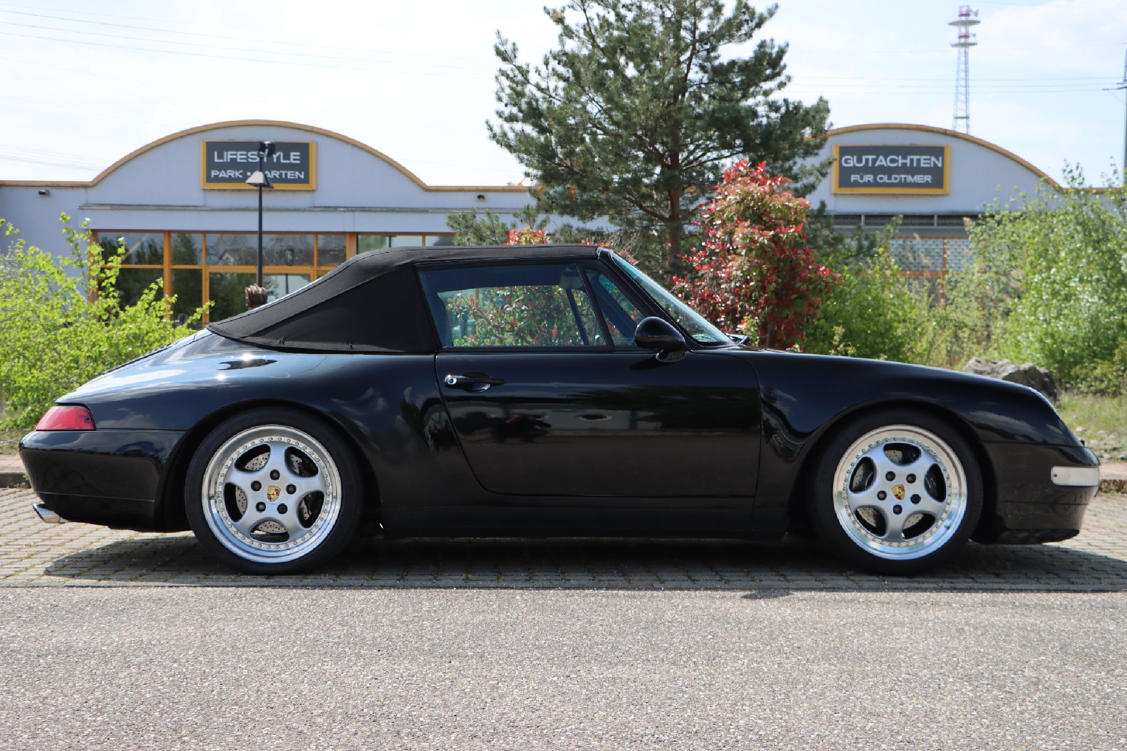 Detail a: Porsche 993 Carrera Cabriolet, Fahrgestellnummer: WP0CA2995WS340457, EZ 07/1998, 2. Hand in Deutschland, Laufleistung 11.492 km abgelesen - der Wagen ...