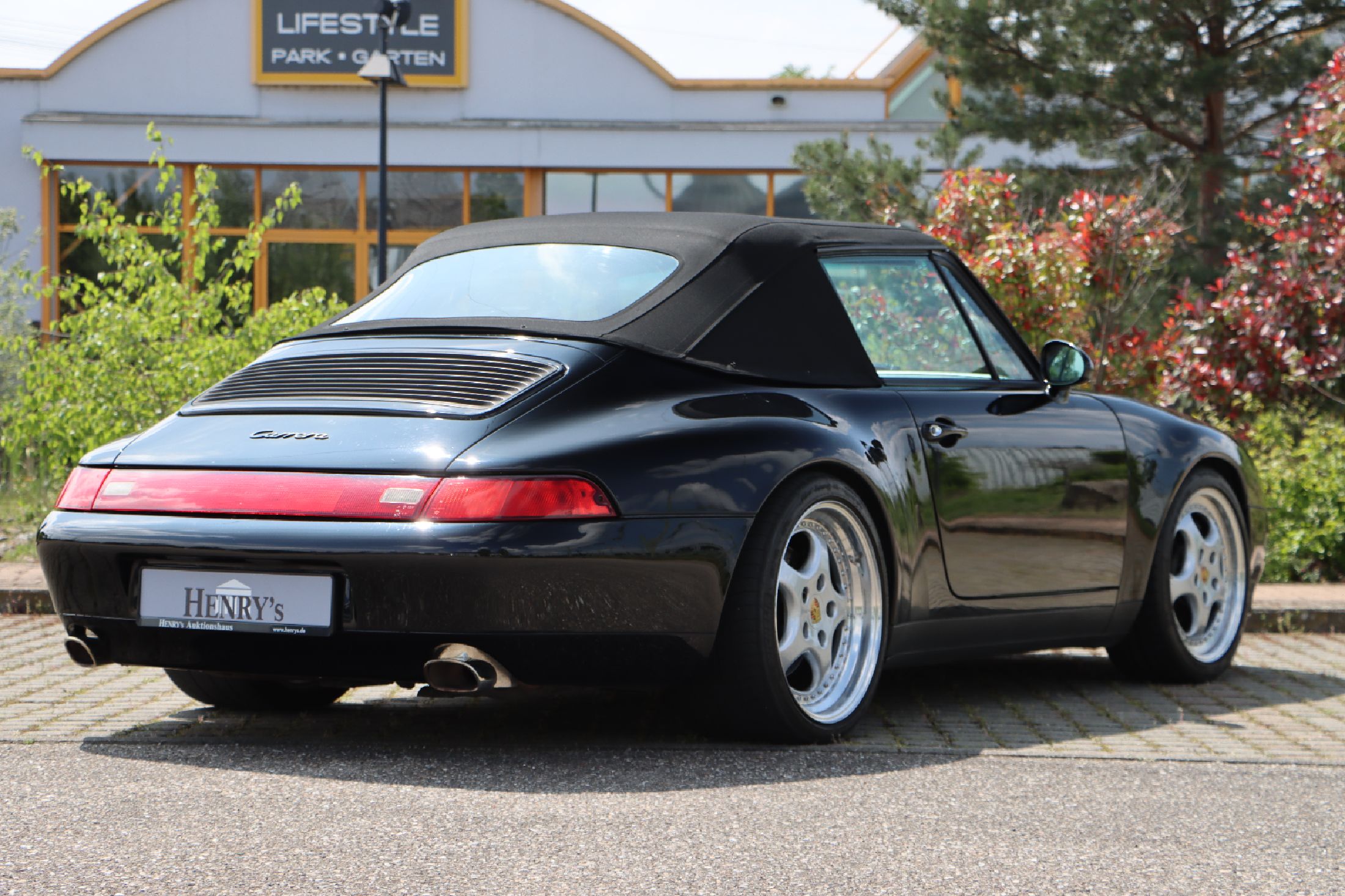Detail b: Porsche 993 Carrera Cabriolet, Fahrgestellnummer: WP0CA2995WS340457, EZ 07/1998, 2. Hand in Deutschland, Laufleistung 11.492 km abgelesen - der Wagen ...