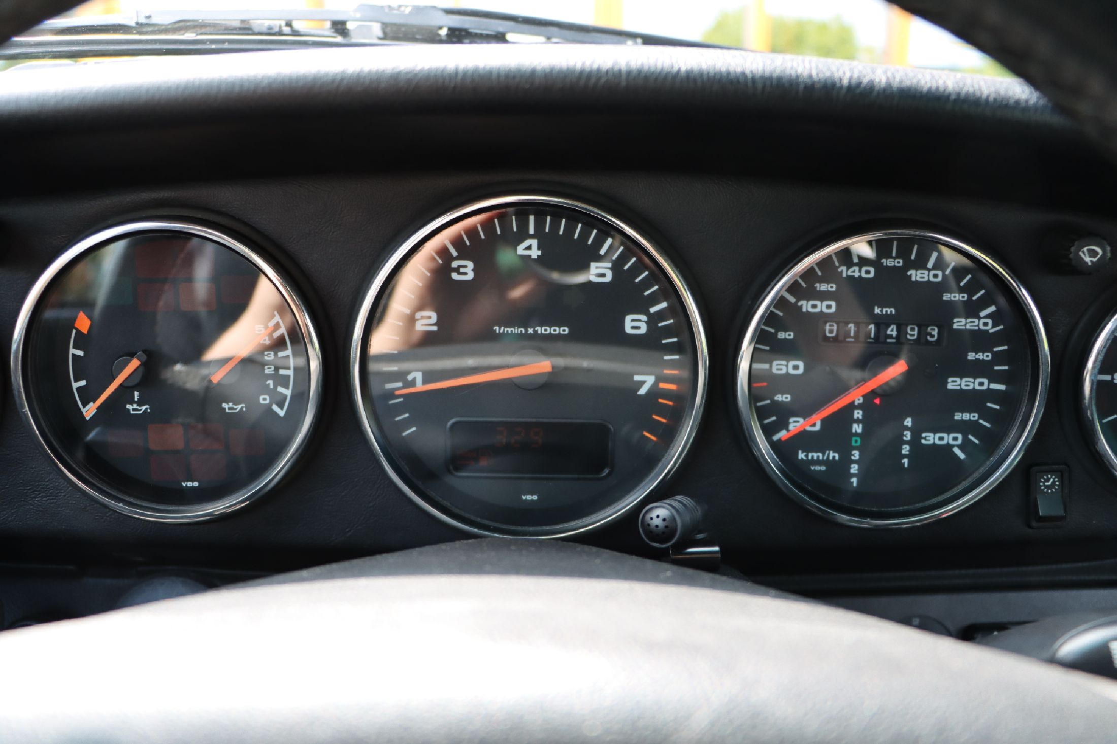 Detail h: Porsche 993 Carrera Cabriolet, Fahrgestellnummer: WP0CA2995WS340457, EZ 07/1998, 2. Hand in Deutschland, Laufleistung 11.492 km abgelesen - der Wagen ...