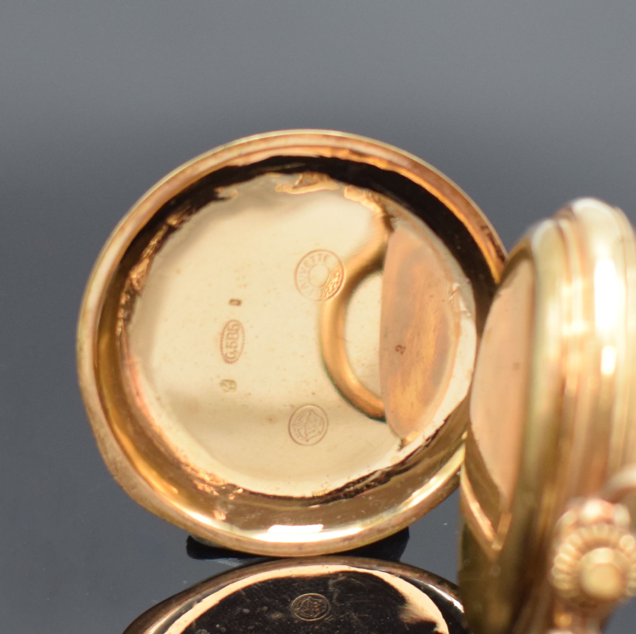 Detail d: FAUVETTE HAD. Savonette Herrentaschenuhr in RG 585/000, Schweiz um 1900, guill. 2-Deckel Goldgeh. dell., verg. Cuv., Emailzifferbl. m. röm. Std., ...