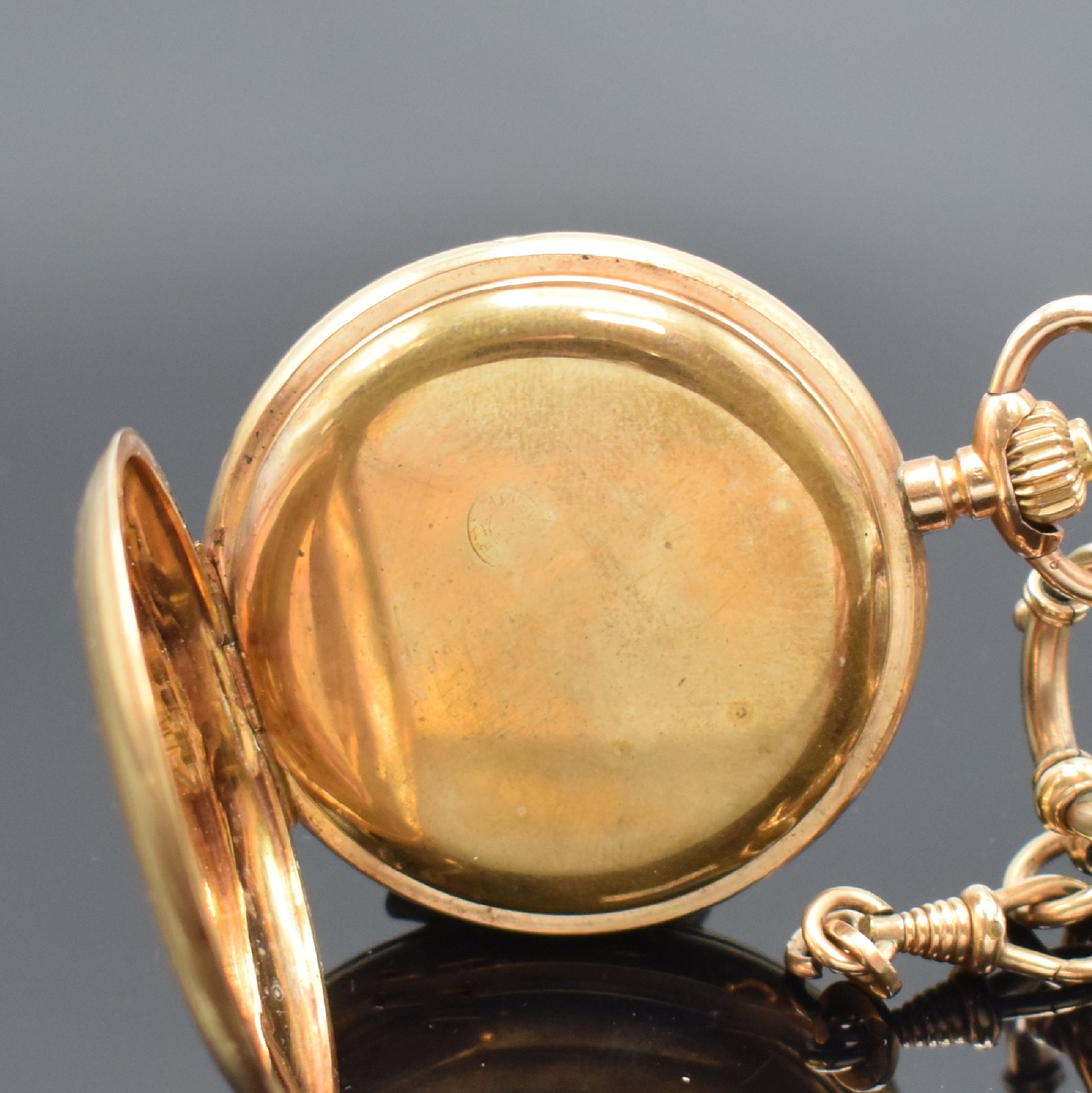 Detail e: FAUVETTE HAD. Savonette Herrentaschenuhr in RG 585/000, Schweiz um 1900, guill. 2-Deckel Goldgeh. dell., verg. Cuv., Emailzifferbl. m. röm. Std., ...