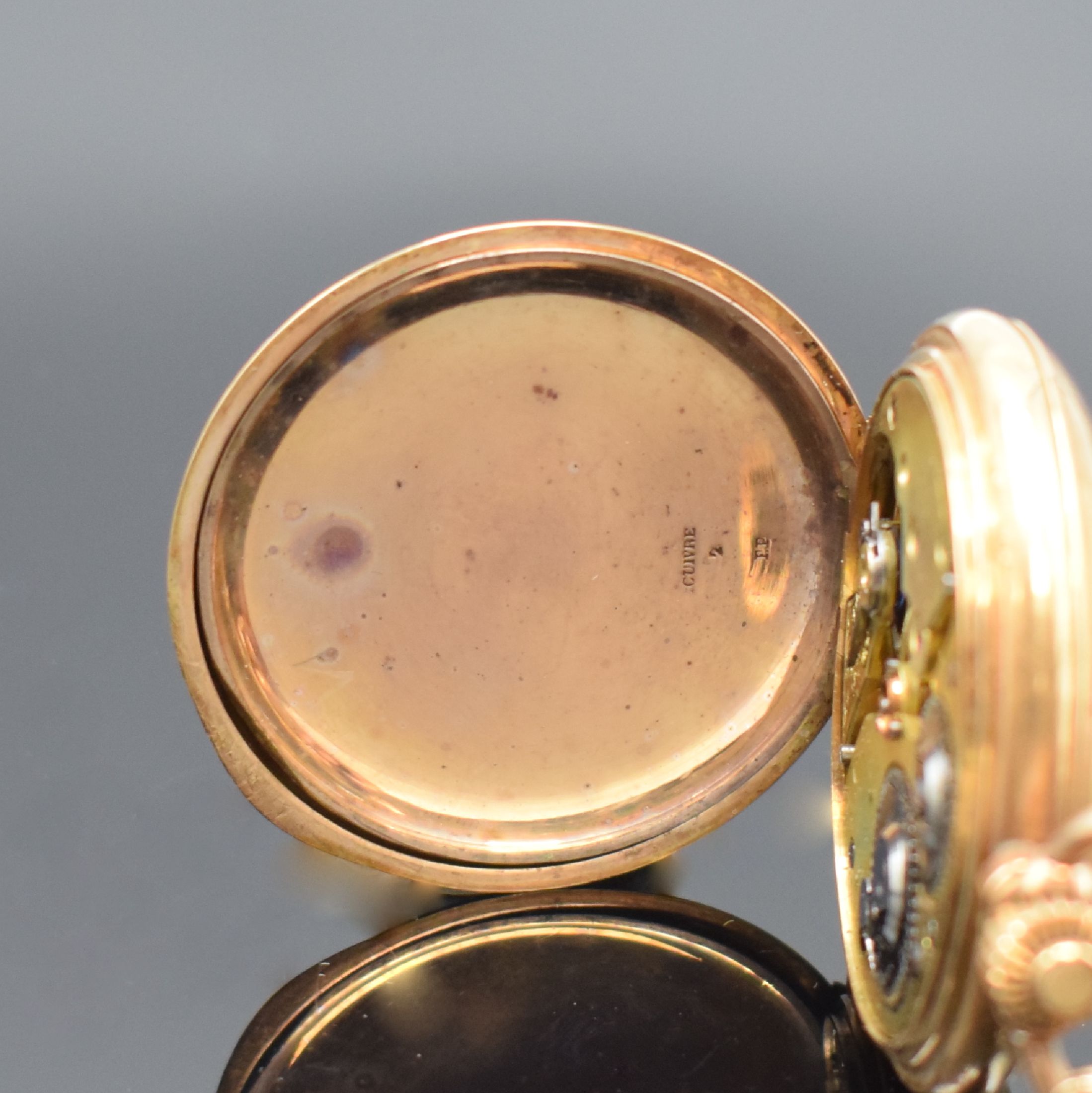 Detail f: FAUVETTE HAD. Savonette Herrentaschenuhr in RG 585/000, Schweiz um 1900, guill. 2-Deckel Goldgeh. dell., verg. Cuv., Emailzifferbl. m. röm. Std., ...