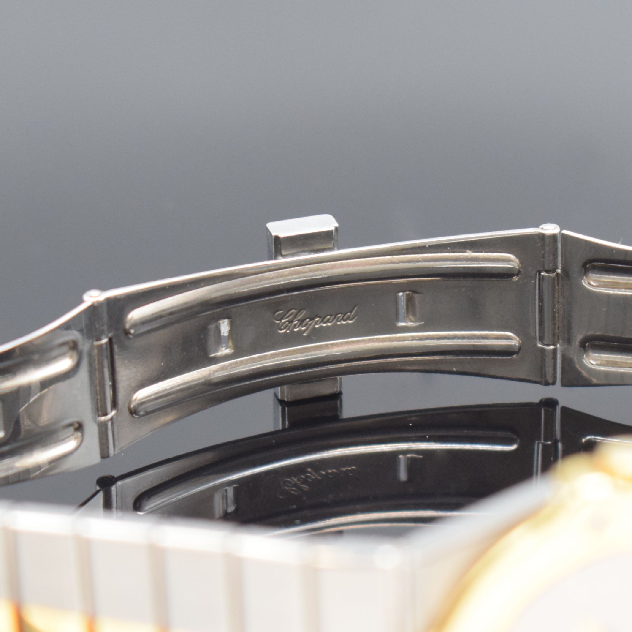 Detail d: CHOPARD St. Moritz Armbanduhr Referenz 8047, Schweiz um 1990, quarz, Lünette gegen Gehäuse 8-fach verschr., orig. Gliederband inkl. dopp. ...