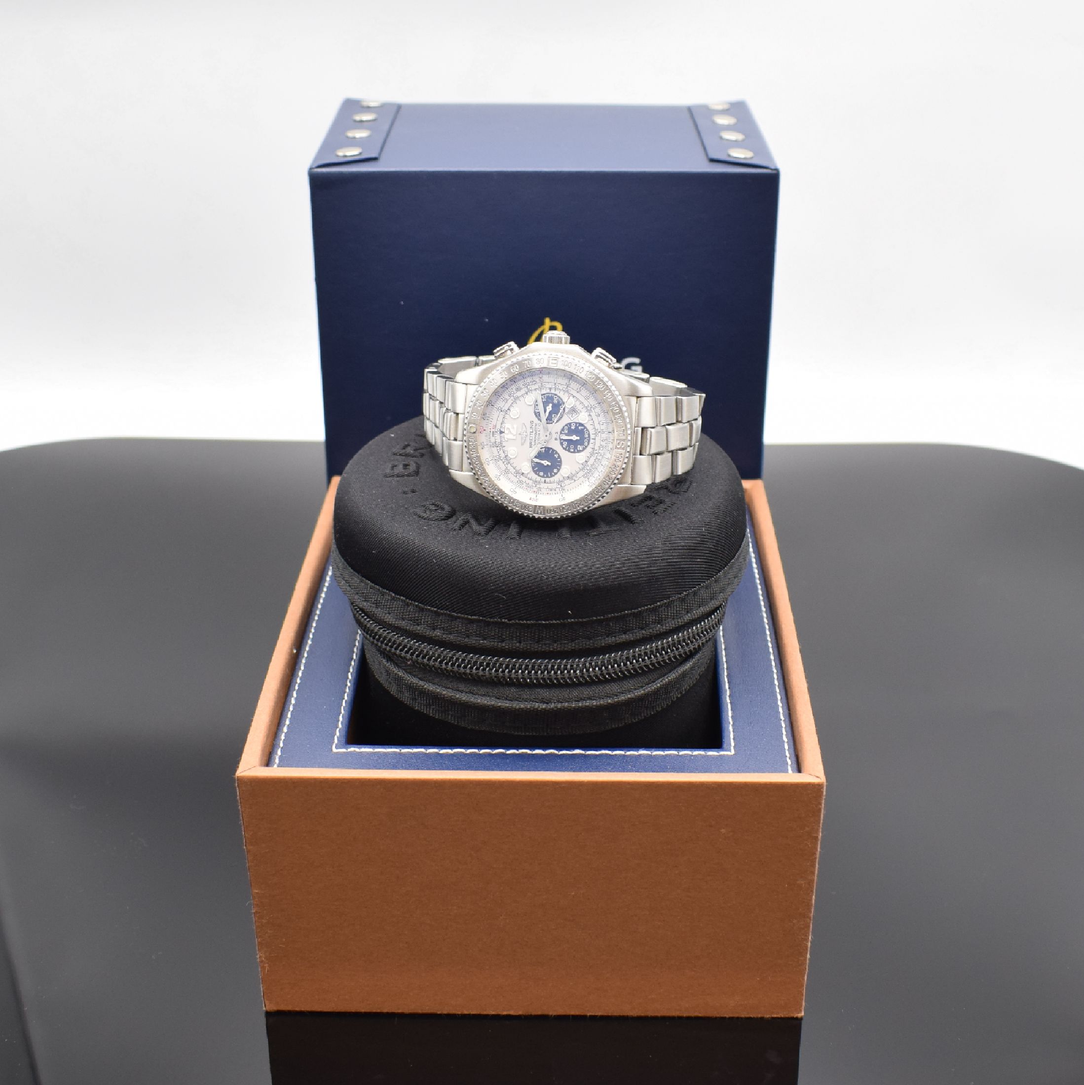 Detail e: BREITLING Armbandchronograph Modell B-2 Referenz A42362, Schweiz um 2000, Automatik, Chronometer in Edelstahl inkl. Gliederband m. Faltschl., Boden ...