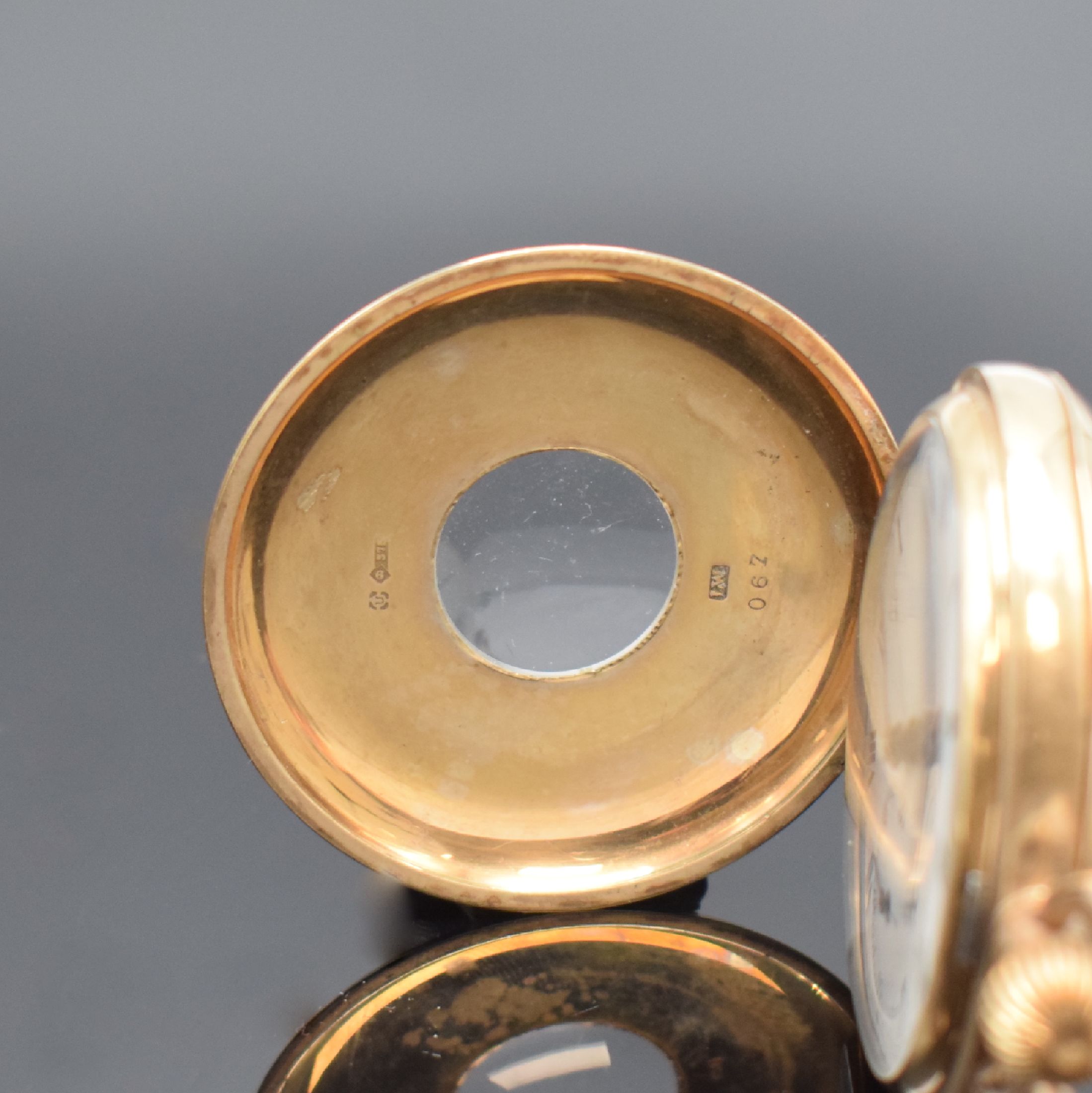 Detail b: Halbsavonette in RG 375/000, Schweiz für englischen Markt um 1900, 3-Deckel Goldgeh., Emailzifferbl. riss., röm. Zahlen, gebl. Zeiger, verg. ...