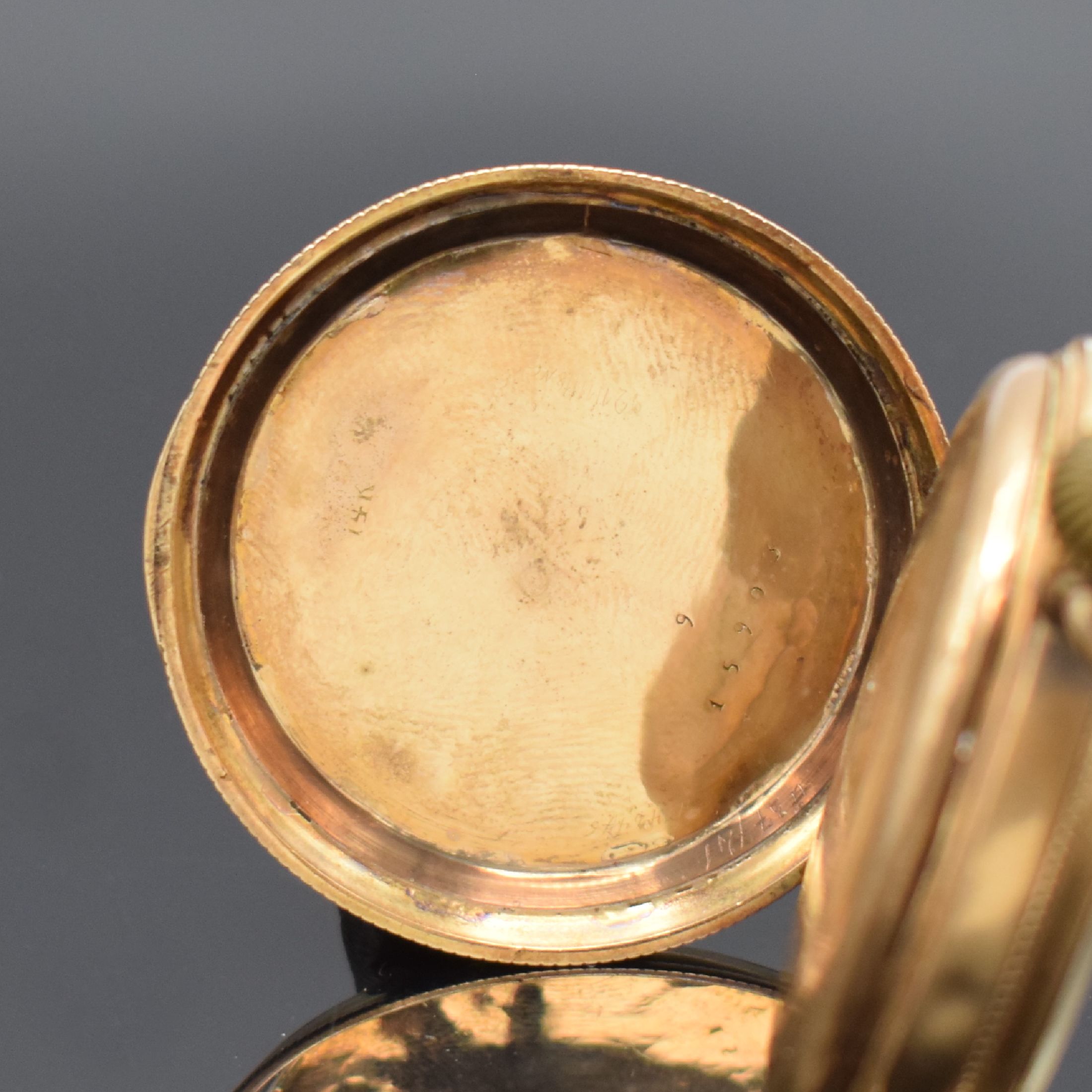 Detail b: Offene Taschenuhr in GG 585/000, Schweiz um 1900, Metallcuvette, Emailzifferbl. besch., röm. Zahlen, gold. Zeiger, Ankerwerk nicht gehf., D. ca. 46 ...