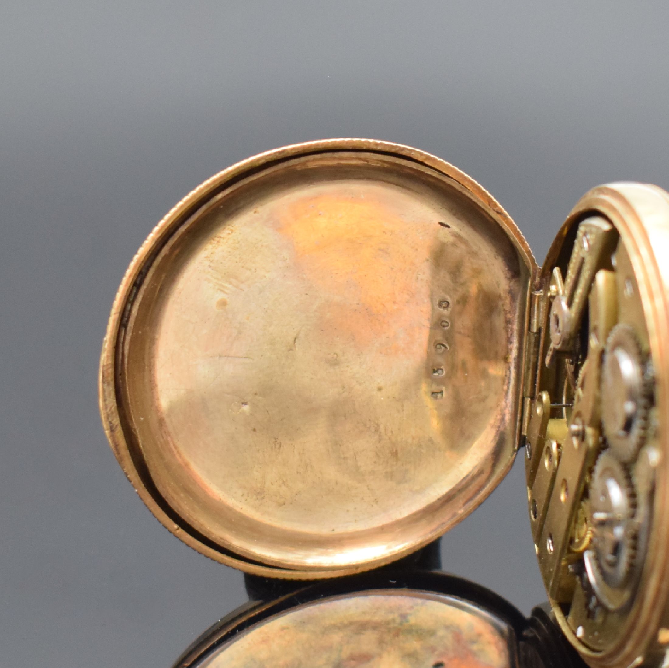 Detail d: Offene Taschenuhr in GG 585/000, Schweiz um 1900, Metallcuvette, Emailzifferbl. besch., röm. Zahlen, gold. Zeiger, Ankerwerk nicht gehf., D. ca. 46 ...