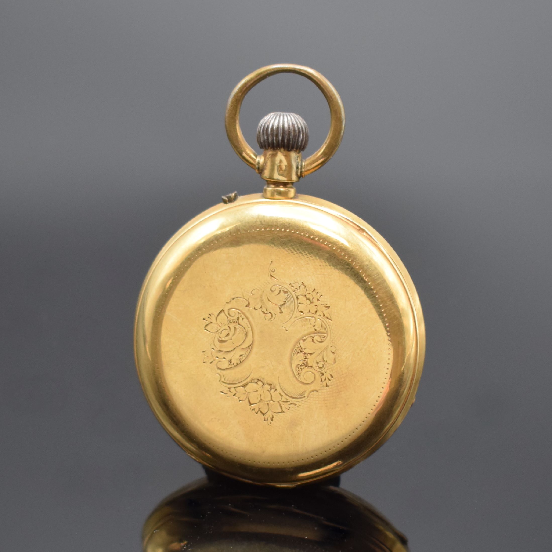 Detail a: Offene Taschenuhr in GG 750/000, Schweiz um 1890, Metallcuvette, Emailzifferbl. besch., röm. Zahlen, arab. Minuterie, gold. Zeiger, Zylinderwerk, D. ...