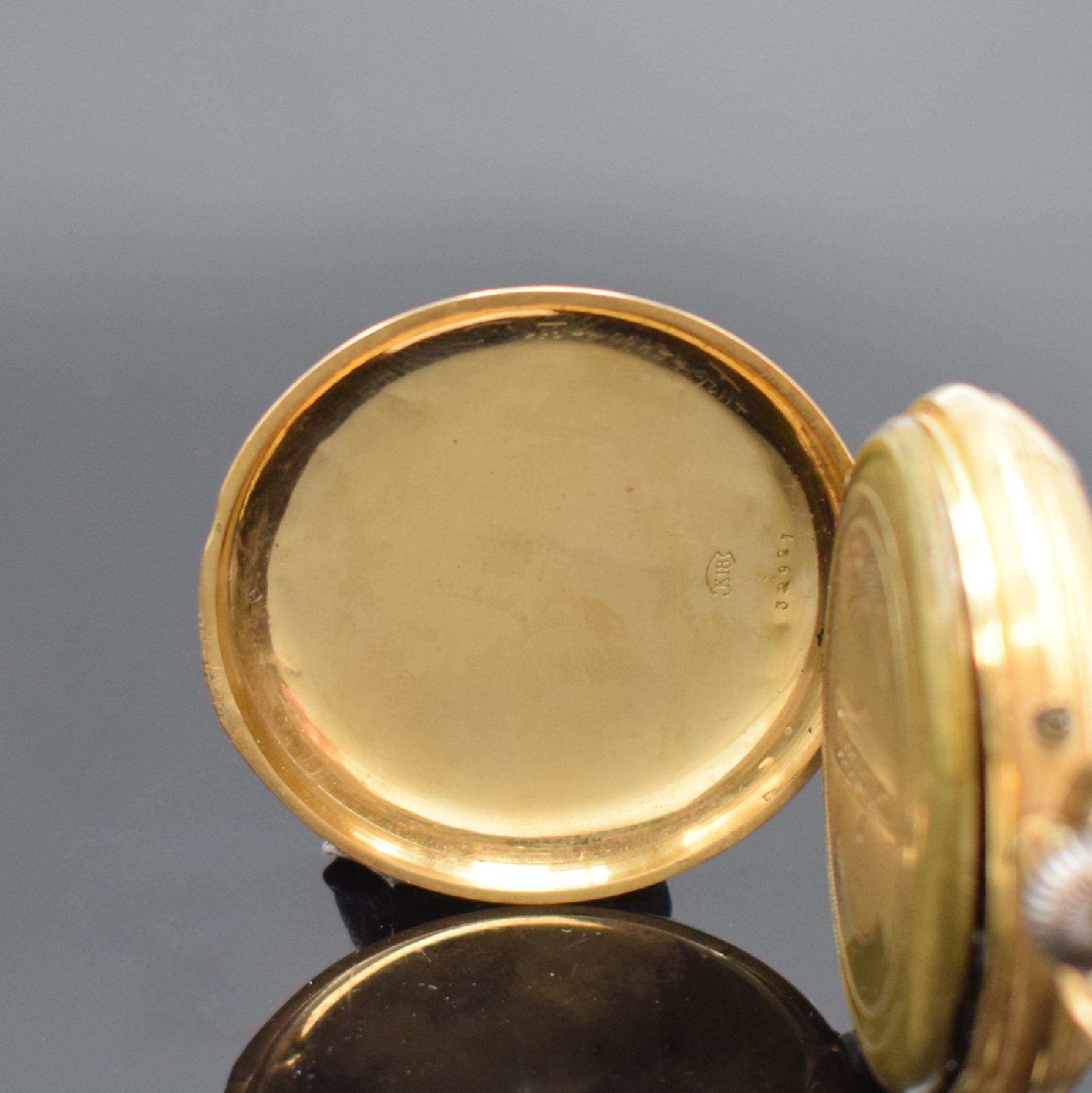 Detail b: Offene Taschenuhr in GG 750/000, Schweiz um 1890, Metallcuvette, Emailzifferbl. besch., röm. Zahlen, arab. Minuterie, gold. Zeiger, Zylinderwerk, D. ...