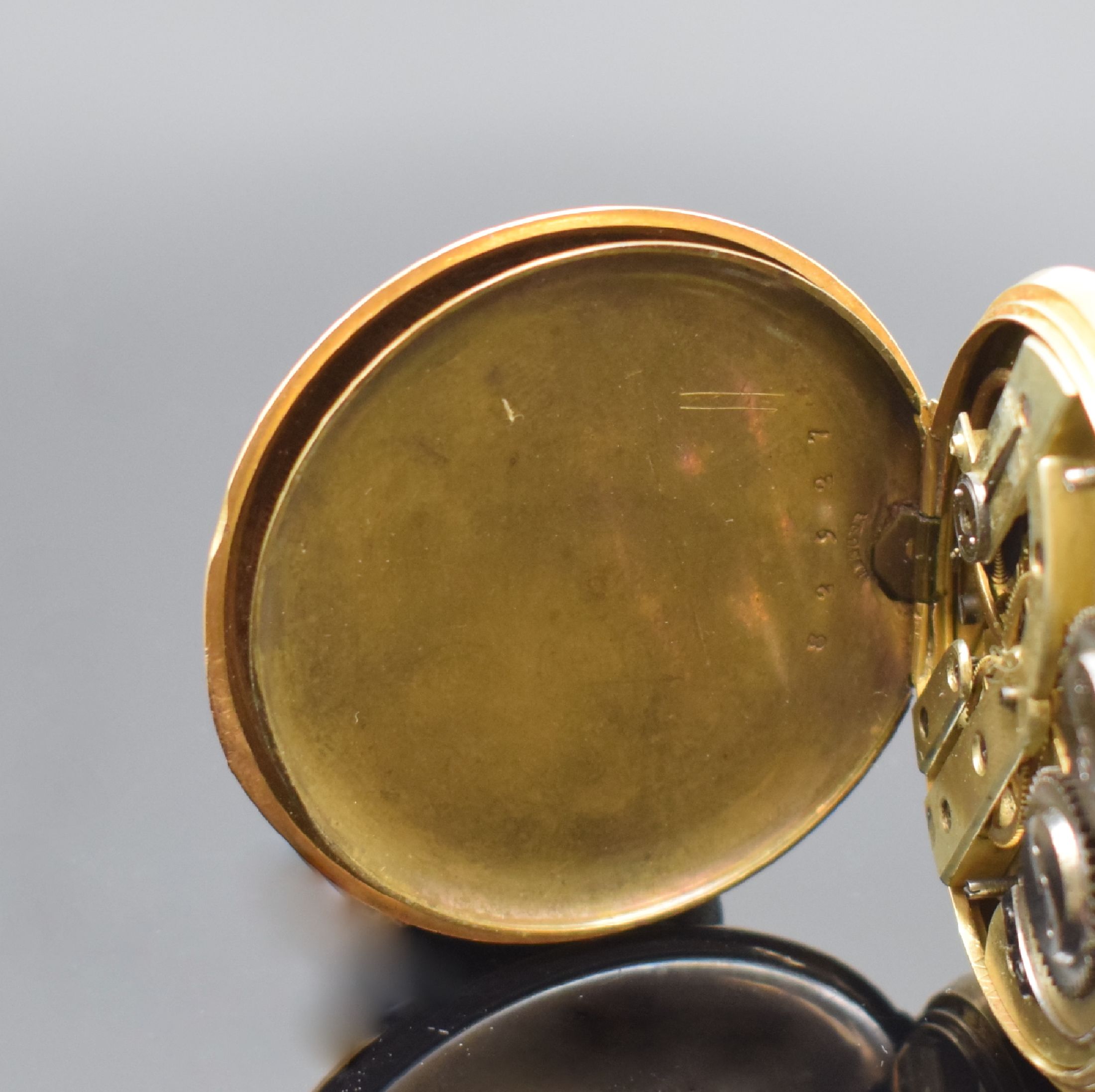 Detail d: Offene Taschenuhr in GG 750/000, Schweiz um 1890, Metallcuvette, Emailzifferbl. besch., röm. Zahlen, arab. Minuterie, gold. Zeiger, Zylinderwerk, D. ...