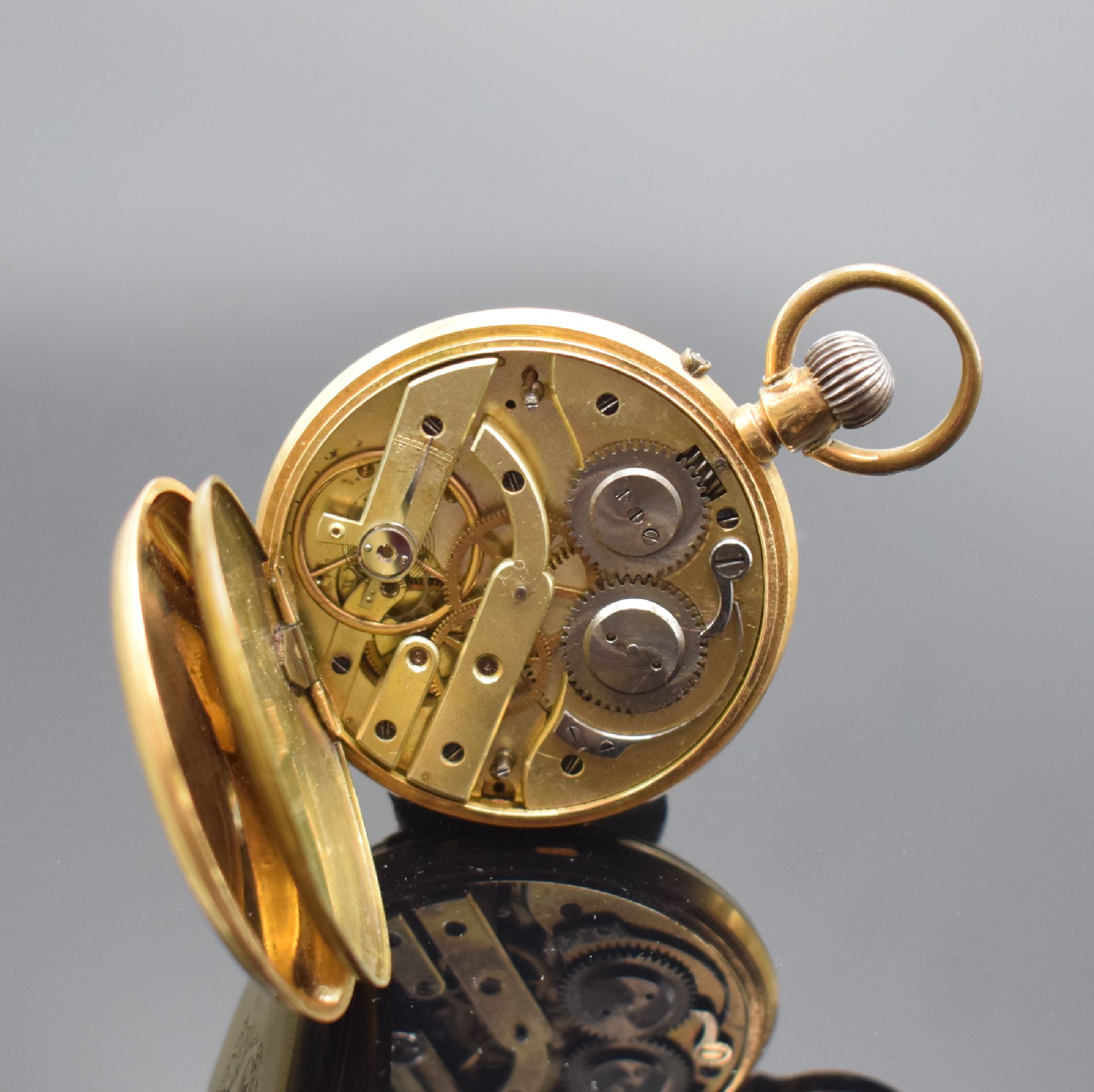 Detail e: Offene Taschenuhr in GG 750/000, Schweiz um 1890, Metallcuvette, Emailzifferbl. besch., röm. Zahlen, arab. Minuterie, gold. Zeiger, Zylinderwerk, D. ...