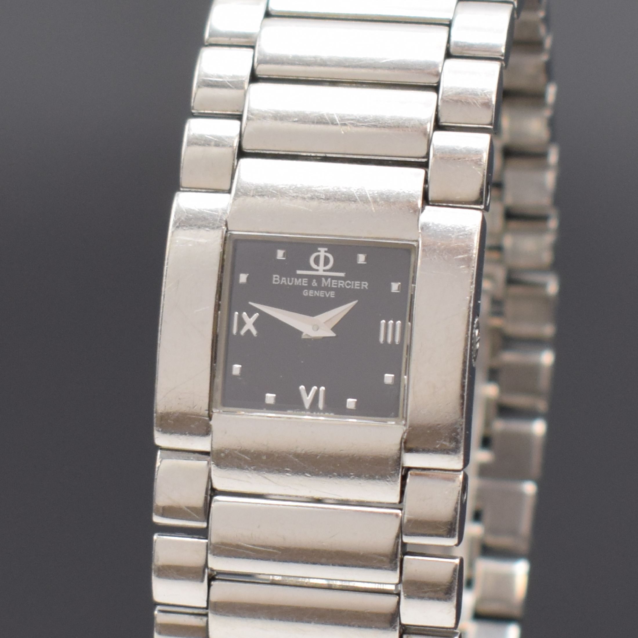 Detail a: BAUME & MERCIER Catwalk Damenarmbanduhr Referenz MV045197, Schweiz um 2000, quarz, Edelstahlgeh. inkl. Gliederband m. dopp. Faltschl., Boden 4-fach ...