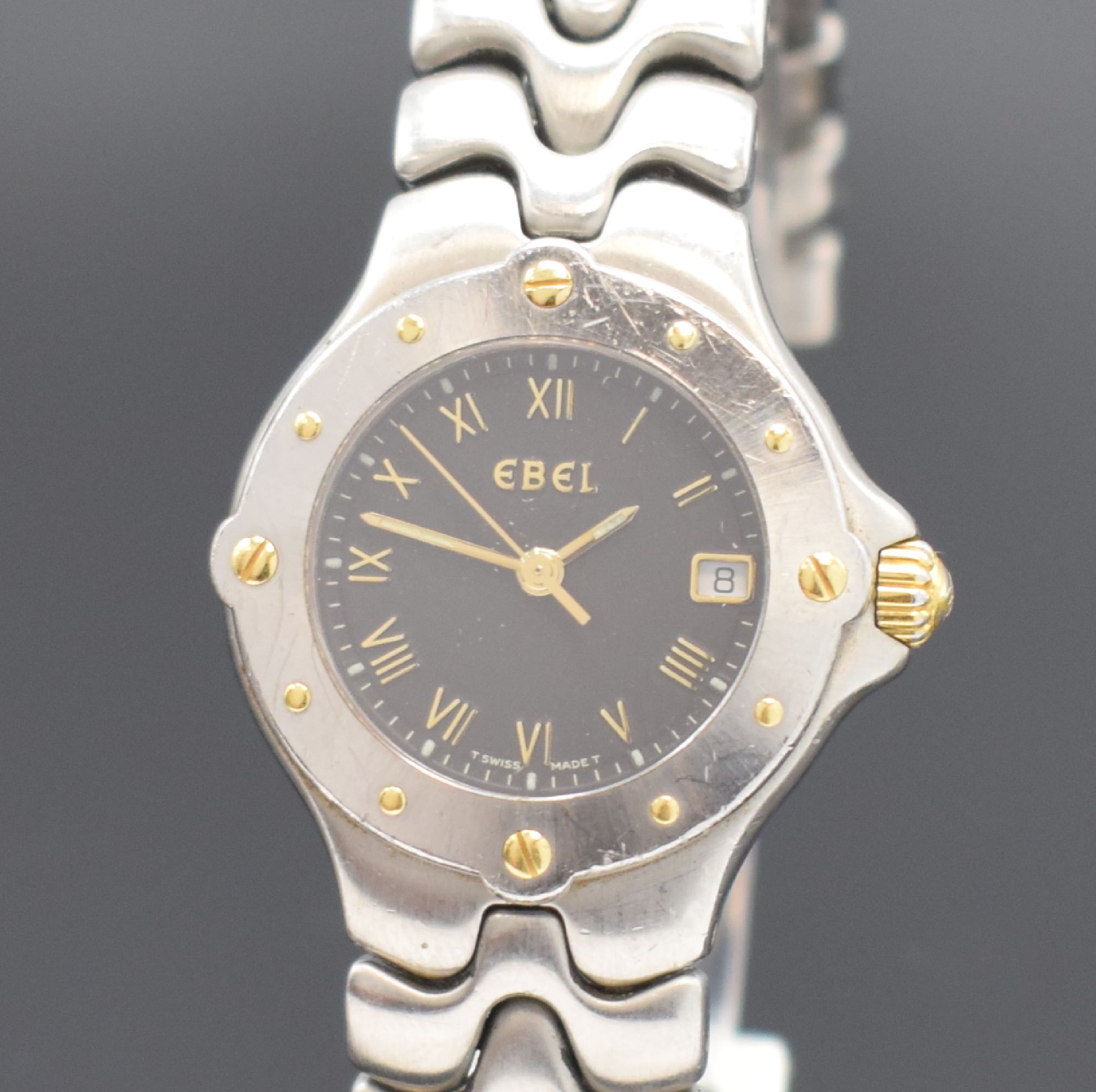 Detail a: EBEL Damenarmbanduhr Sportwave Referenz 6087621, Schweiz um 1995, quarz, Edelstahlgeh. inkl. Gliederband mit dopp. Faltschl., Boden verschr., graues ...