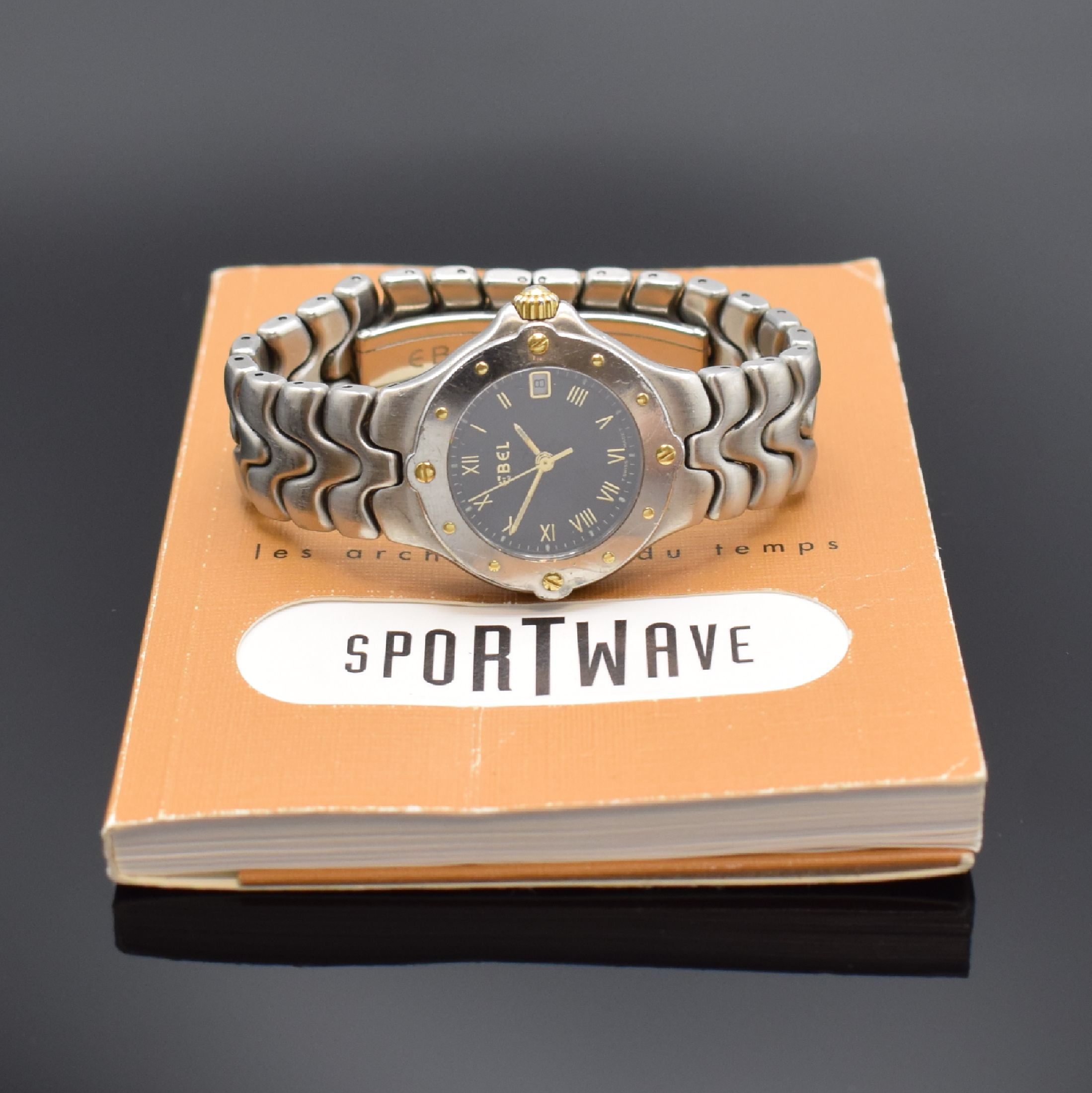Detail e: EBEL Damenarmbanduhr Sportwave Referenz 6087621, Schweiz um 1995, quarz, Edelstahlgeh. inkl. Gliederband mit dopp. Faltschl., Boden verschr., graues ...