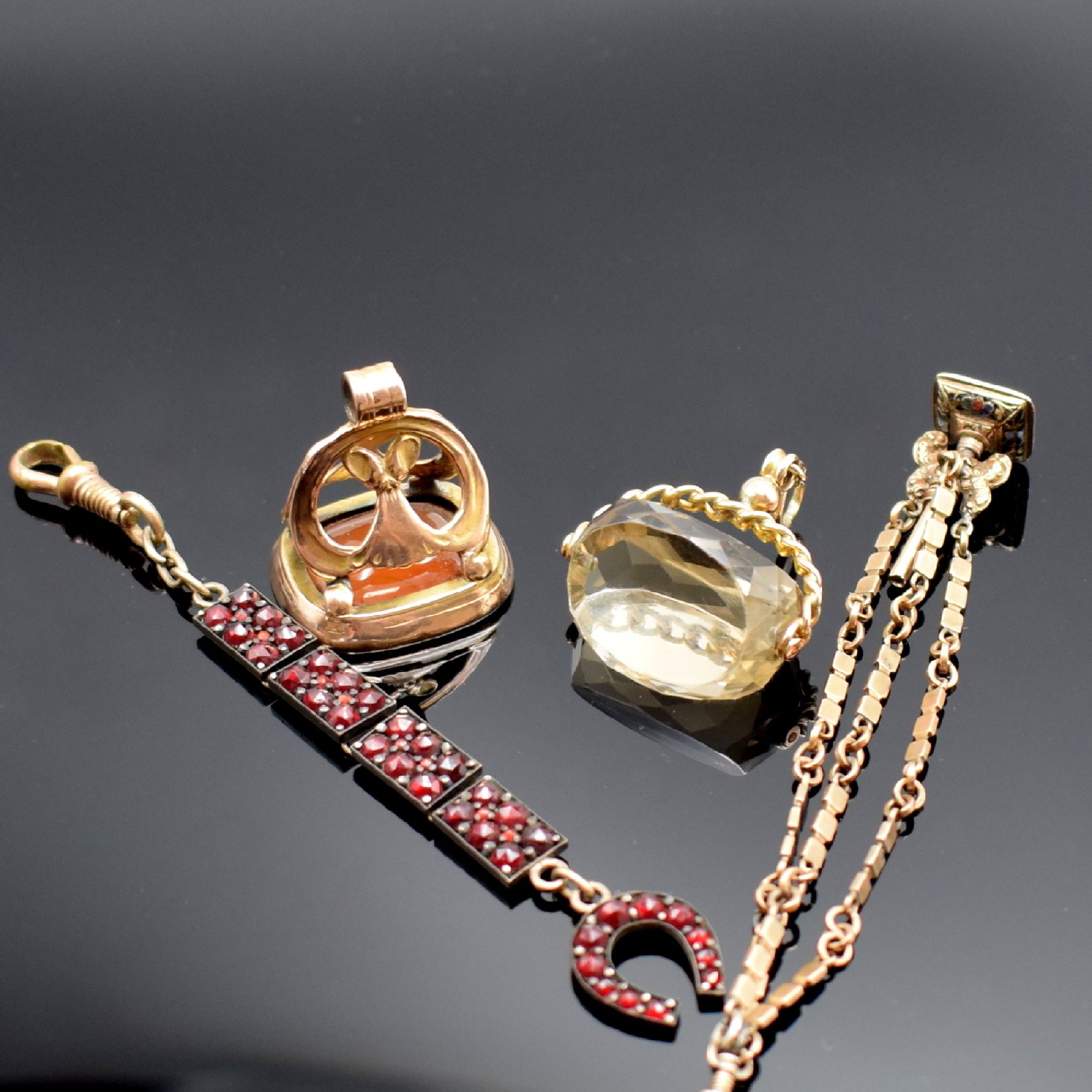 2 Chatelaines, Petschaft und 1 Anhänger in Gold, 2 x GG 333/000, 1x verg., 1 Chatelaine m. Schlüssel, 1 m. Granaten und Karabiner, Petschaft m. ...
