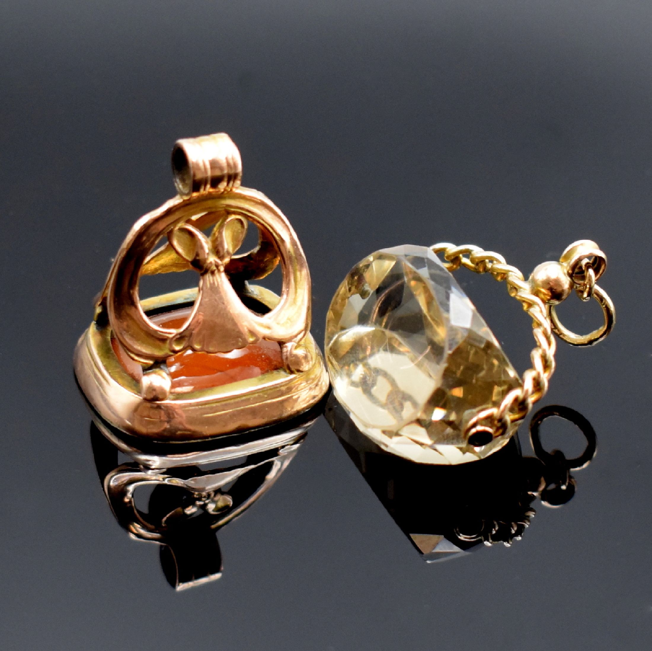 Detail a: 2 Chatelaines, Petschaft und 1 Anhänger in Gold, 2 x GG 333/000, 1x verg., 1 Chatelaine m. Schlüssel, 1 m. Granaten und Karabiner, Petschaft m. ...