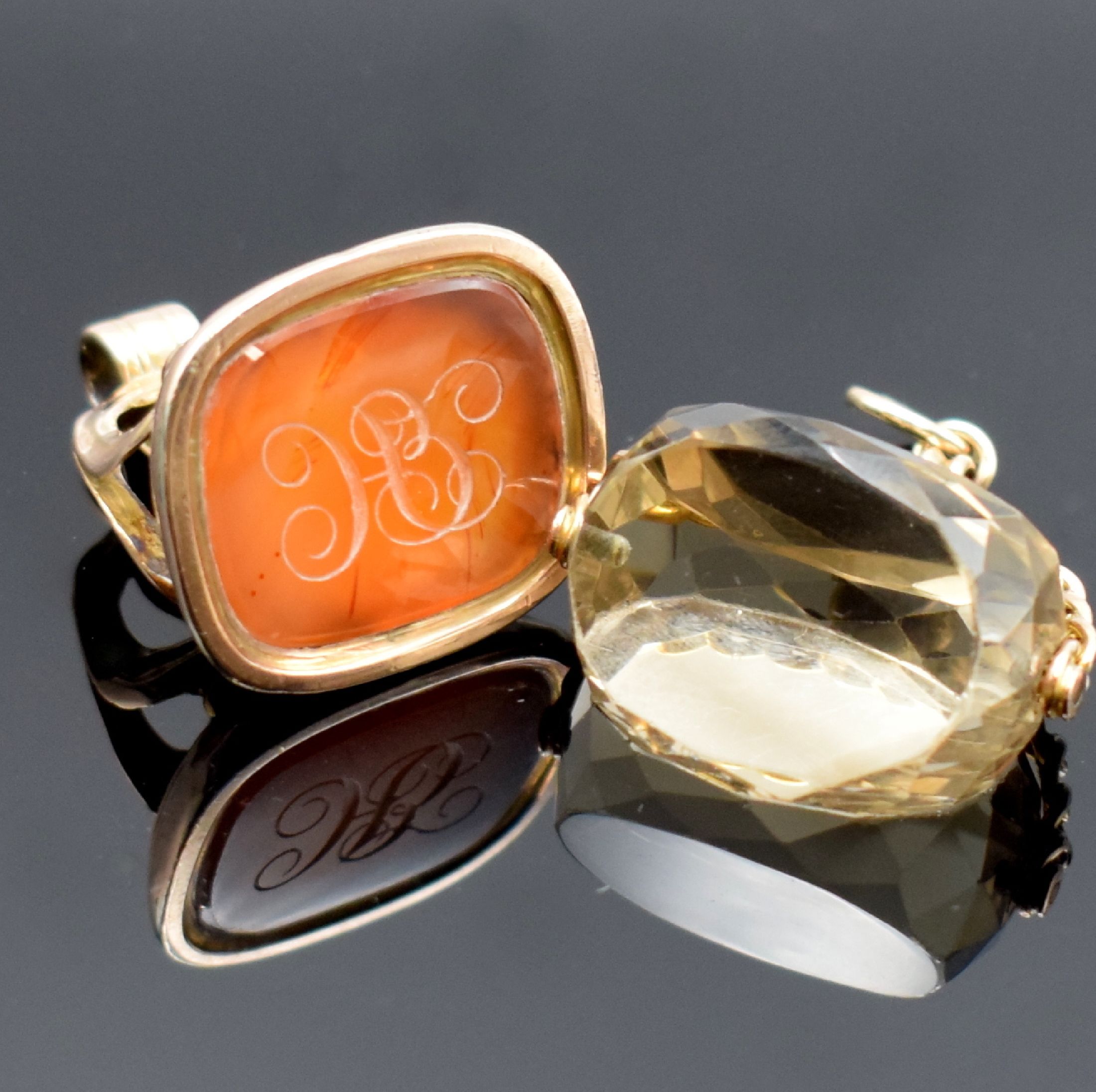 Detail b: 2 Chatelaines, Petschaft und 1 Anhänger in Gold, 2 x GG 333/000, 1x verg., 1 Chatelaine m. Schlüssel, 1 m. Granaten und Karabiner, Petschaft m. ...