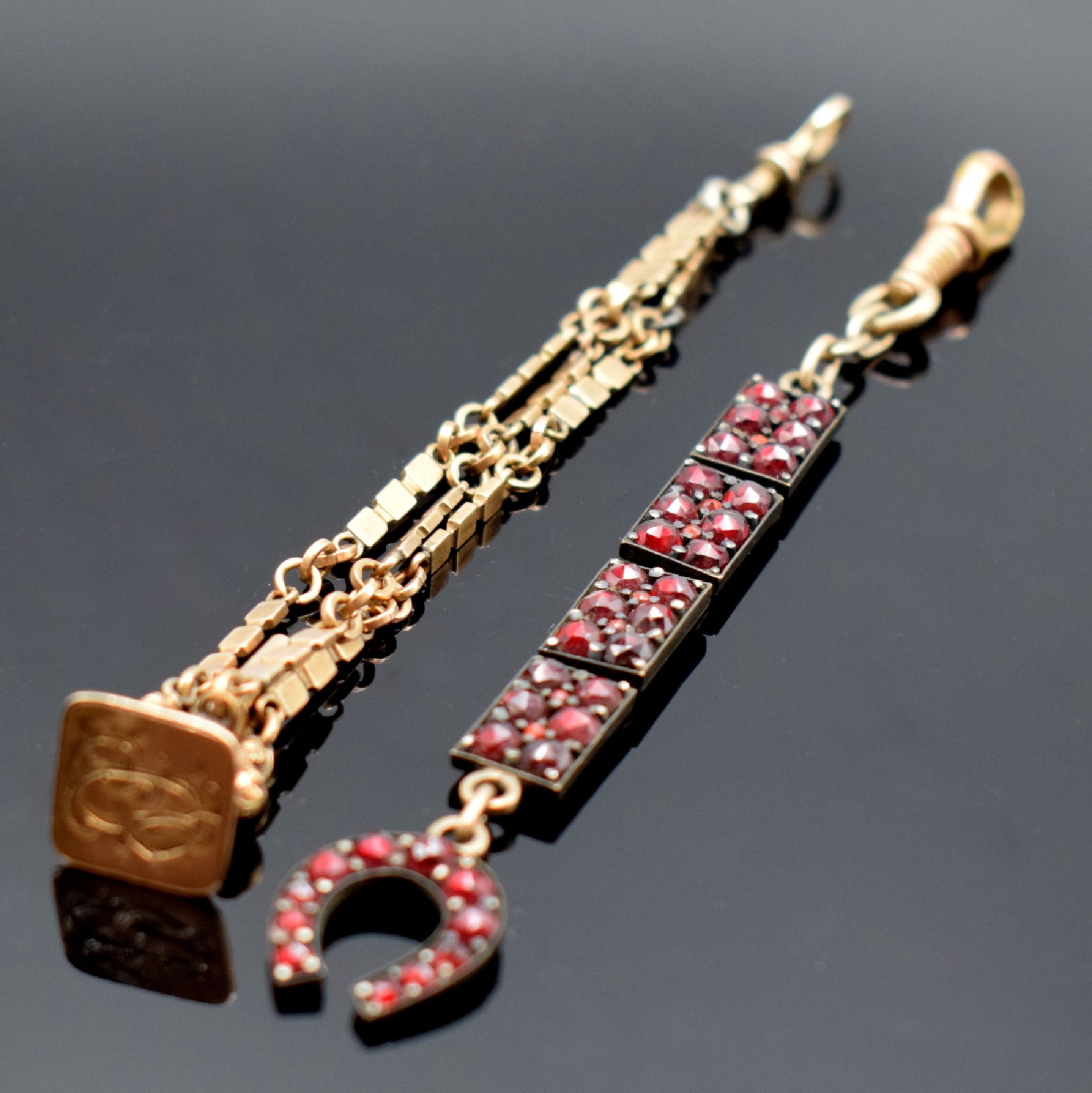 Detail c: 2 Chatelaines, Petschaft und 1 Anhänger in Gold, 2 x GG 333/000, 1x verg., 1 Chatelaine m. Schlüssel, 1 m. Granaten und Karabiner, Petschaft m. ...