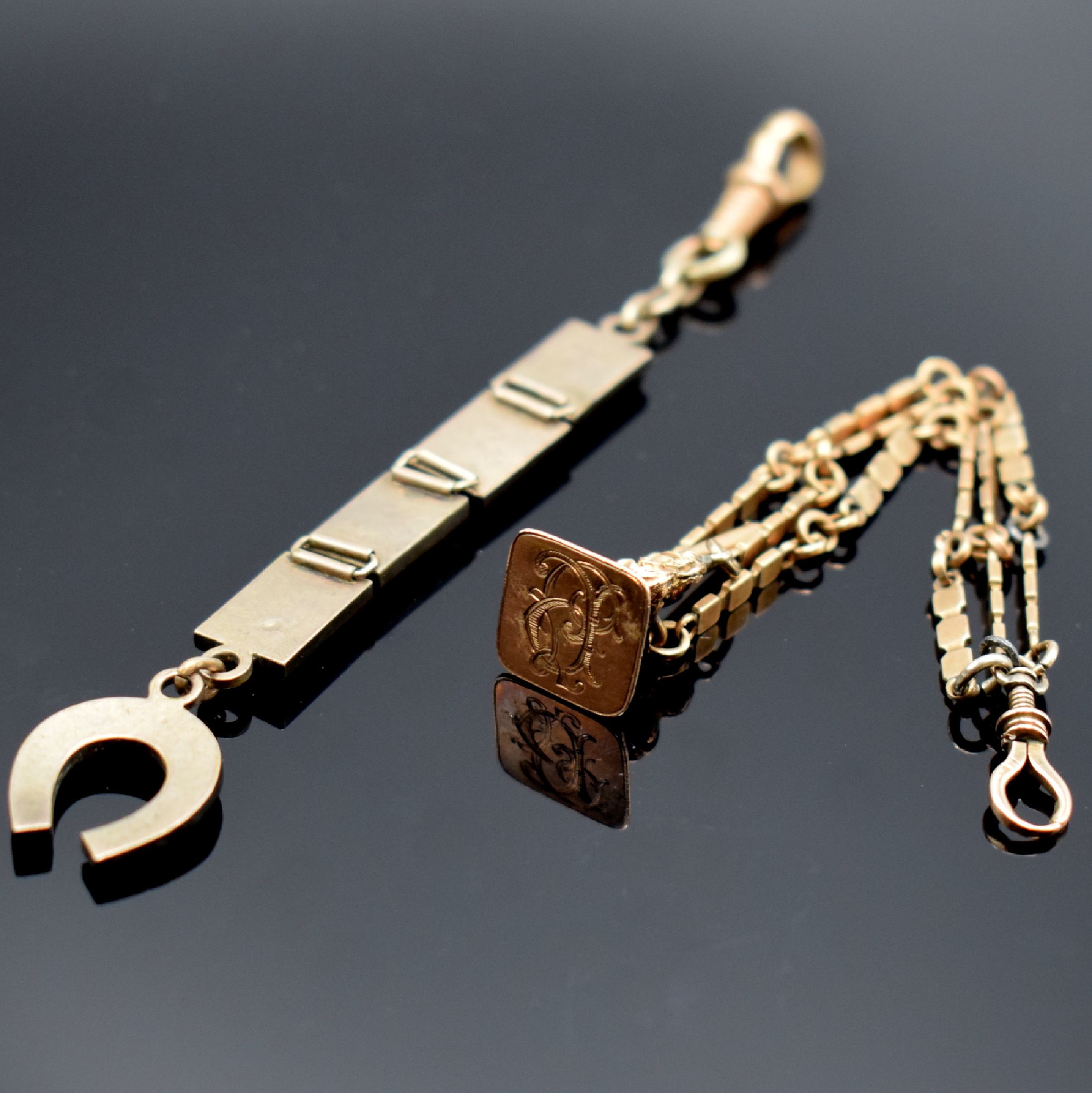 Detail d: 2 Chatelaines, Petschaft und 1 Anhänger in Gold, 2 x GG 333/000, 1x verg., 1 Chatelaine m. Schlüssel, 1 m. Granaten und Karabiner, Petschaft m. ...