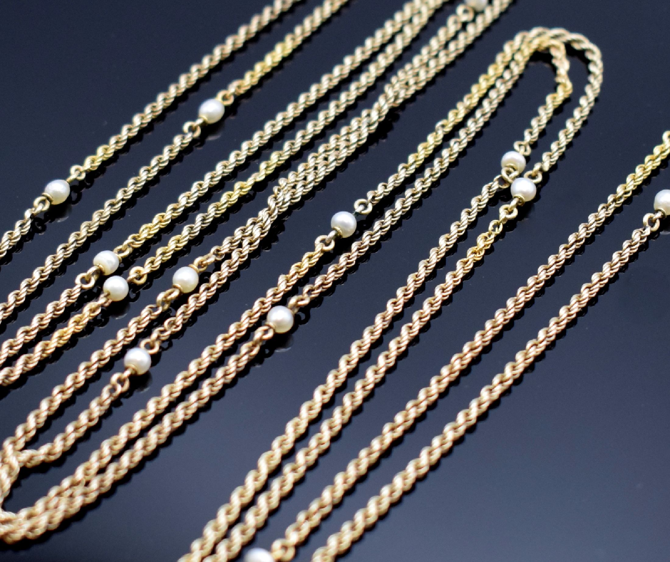 Detail a: Taschenuhrkette in GG 750/000 mit kleinen Perlen, um 1930, m. Karabiner, L. ca. 85,5 cm, Gesamtgew. ca. 17g, in gebrauchsfähigem Zustand
