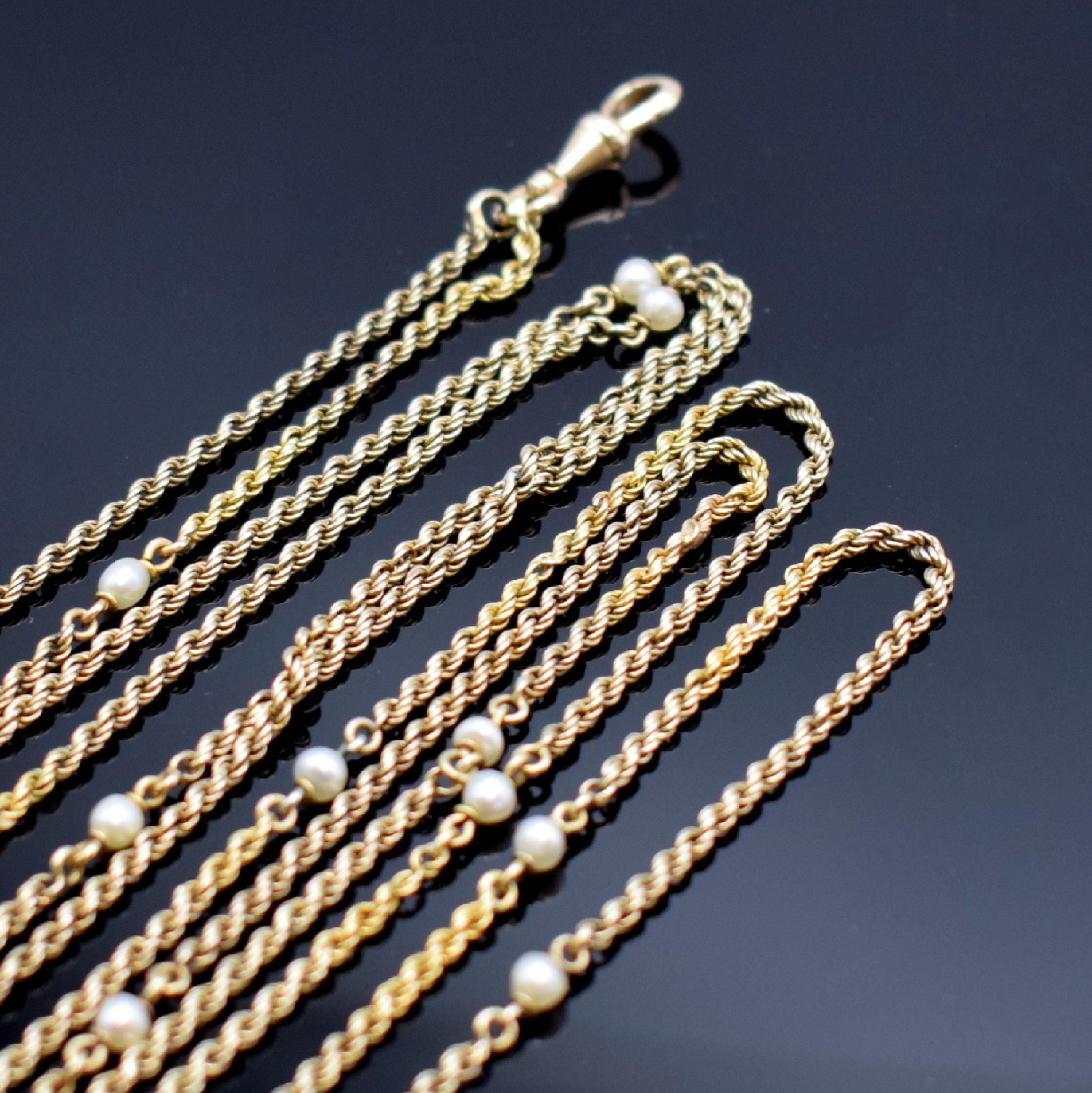 Detail b: Taschenuhrkette in GG 750/000 mit kleinen Perlen, um 1930, m. Karabiner, L. ca. 85,5 cm, Gesamtgew. ca. 17g, in gebrauchsfähigem Zustand