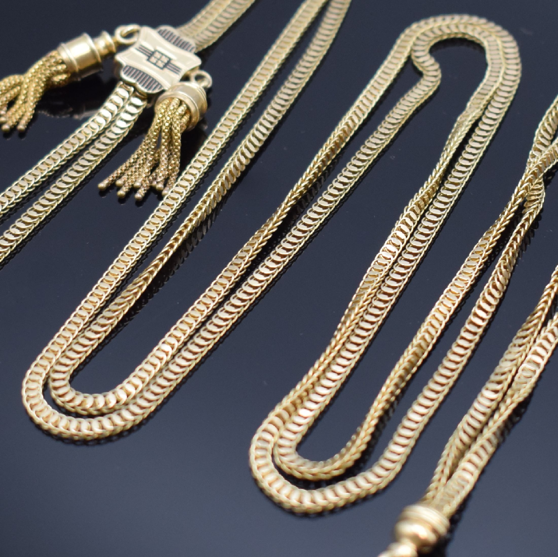 Detail a: Taschenuhrkette in GG 585/000, L. ca. 75 cm, Gew. ca. 43g, Länge durch Kettenschieber verstellbar, in gebrauchsfähigem Zustand