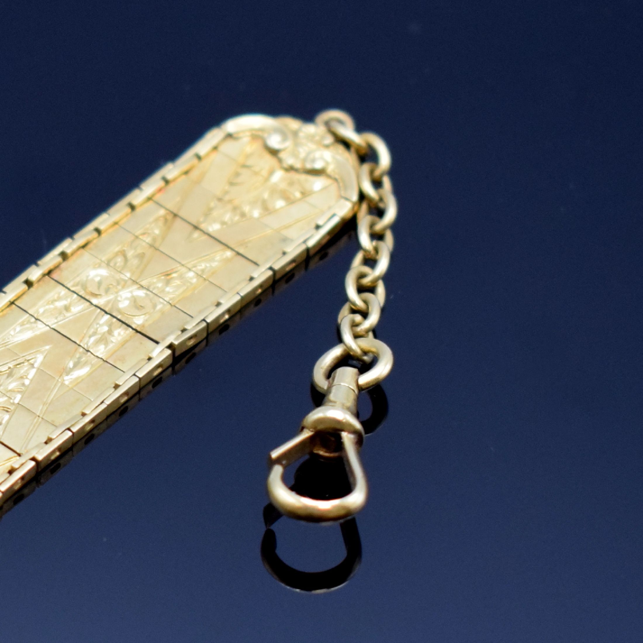 Detail b: Taschenuhr-Chatelaine in GG 750/000, mit Karabiner (defekt), m. schönem Muster, L. ca. 13,5 cm, Gew. ca. 11g, 1x Mittelteil (Plättchen) gebrochen