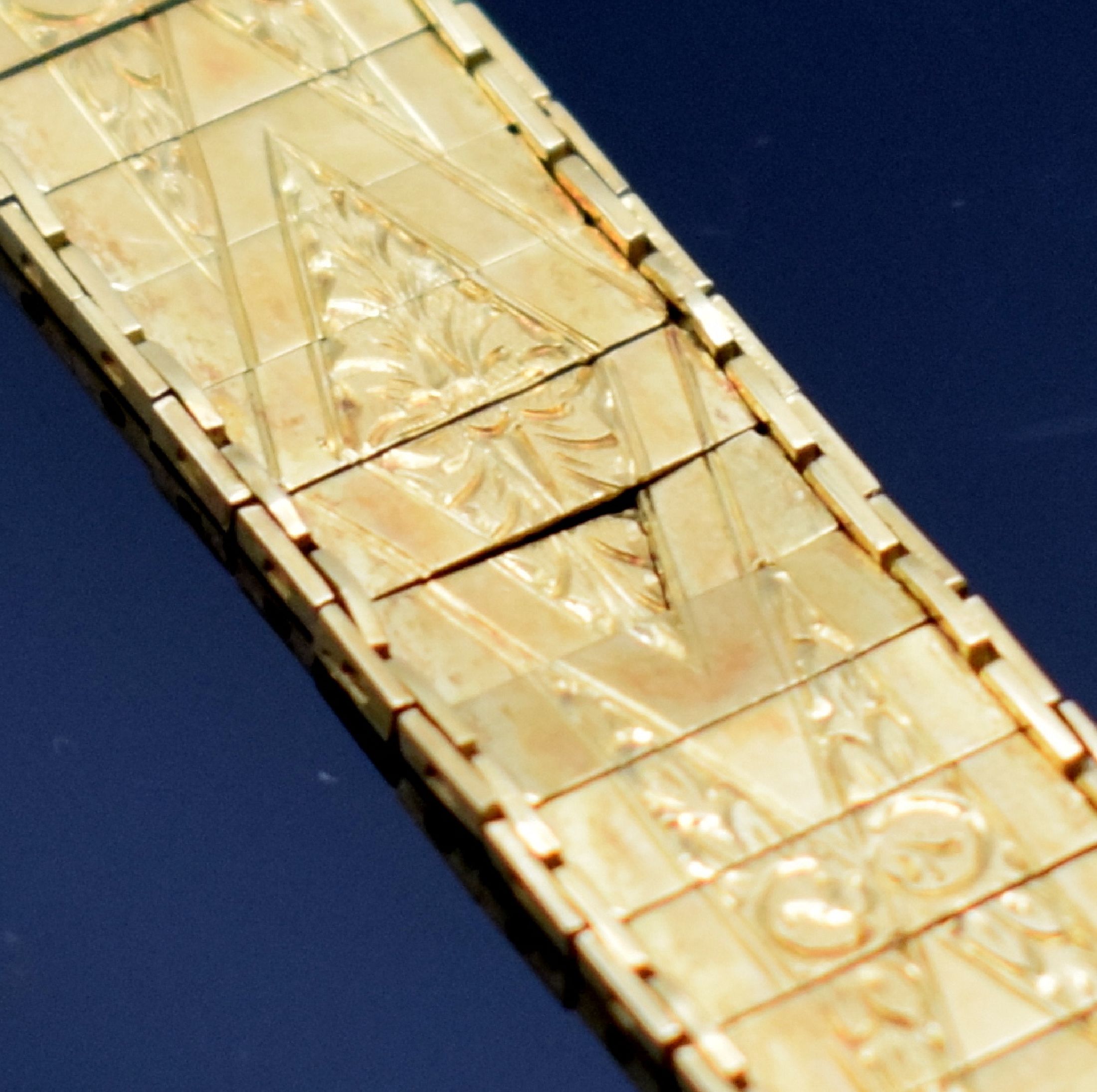 Detail c: Taschenuhr-Chatelaine in GG 750/000, mit Karabiner (defekt), m. schönem Muster, L. ca. 13,5 cm, Gew. ca. 11g, 1x Mittelteil (Plättchen) gebrochen