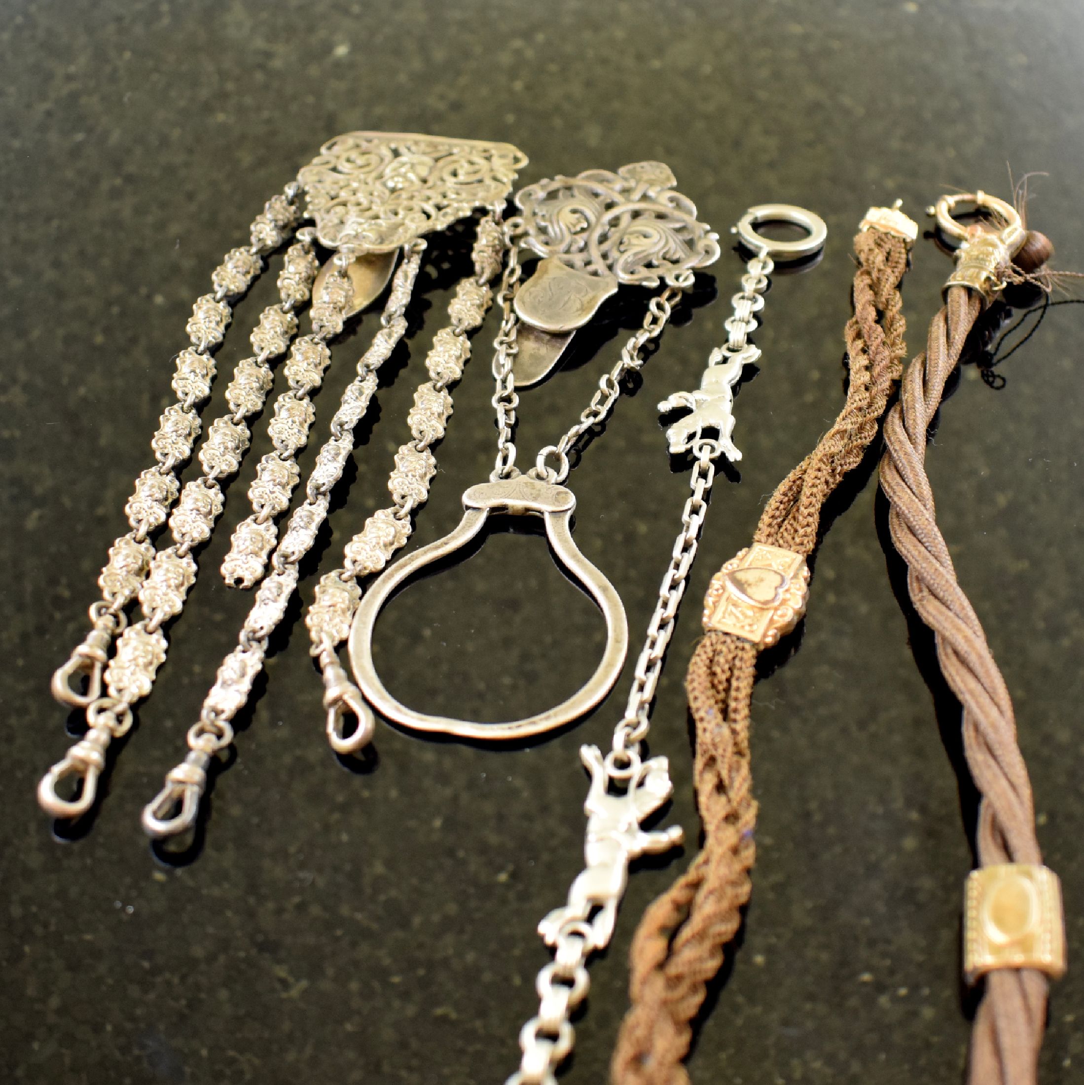 3 Ketten und 2 Chatelaines, um 1830-1850 (teils englisch), 2 Ketten aus Haar (besch.) m. Karabiner und 1x Federring, 1 vers. Kette m. Karabiner und ...