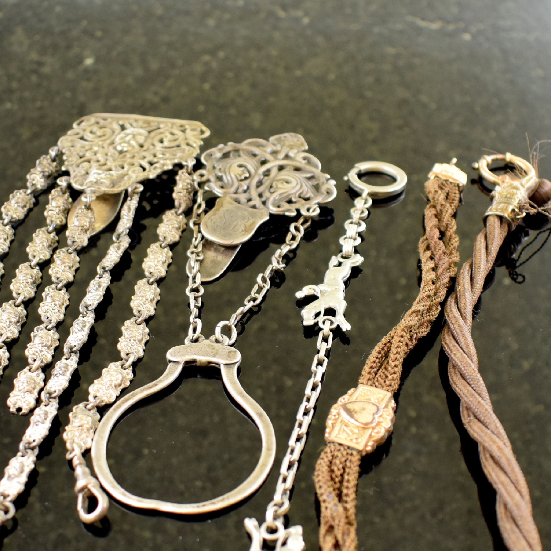 Detail a: 3 Ketten und 2 Chatelaines, um 1830-1850 (teils englisch), 2 Ketten aus Haar (besch.) m. Karabiner und 1x Federring, 1 vers. Kette m. Karabiner und ...