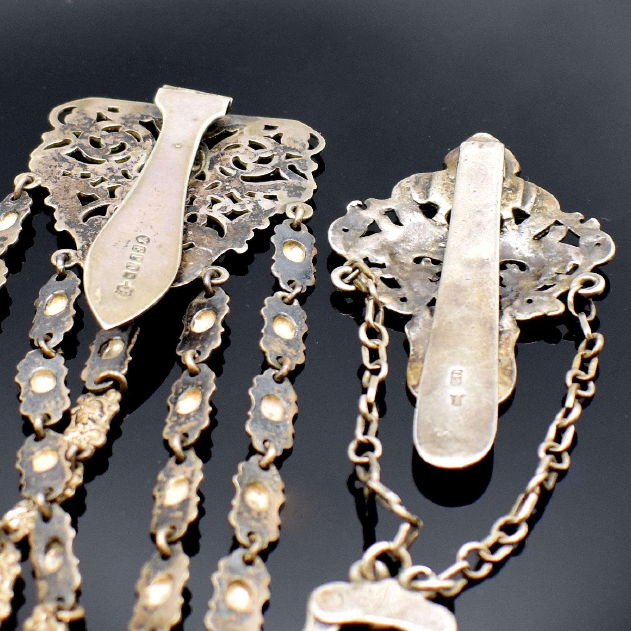 Detail c: 3 Ketten und 2 Chatelaines, um 1830-1850 (teils englisch), 2 Ketten aus Haar (besch.) m. Karabiner und 1x Federring, 1 vers. Kette m. Karabiner und ...