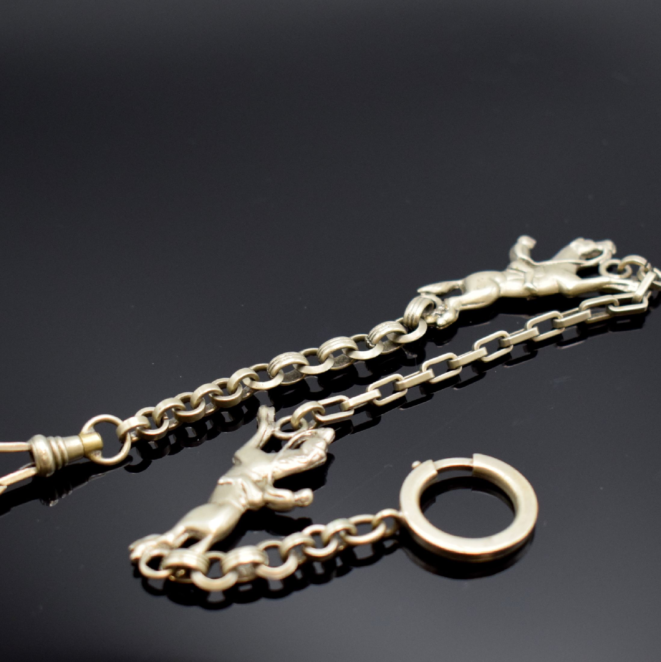 Detail e: 3 Ketten und 2 Chatelaines, um 1830-1850 (teils englisch), 2 Ketten aus Haar (besch.) m. Karabiner und 1x Federring, 1 vers. Kette m. Karabiner und ...