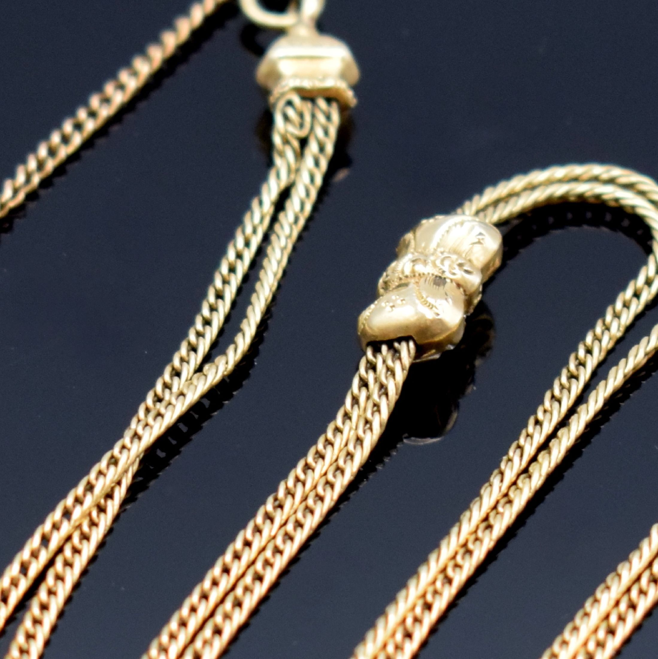 Detail a: Taschenuhrkette in GG 585/000, m. Taschenuhrschlüssel (m. Goldauflage), Haken und Schieber (defekt), L. ca. 36,5 cm, Gesamtgew. ca. 15g, Nutzspuren