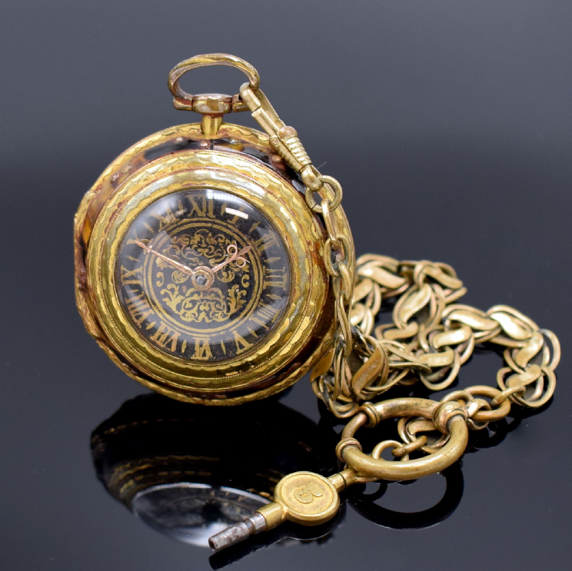 Spindeltaschenuhr für den osmanischen Markt,um 1800, verg. Geh. unter Übergeh., rück- und vorderseitig Malerei unter Schildpatt (teils ...