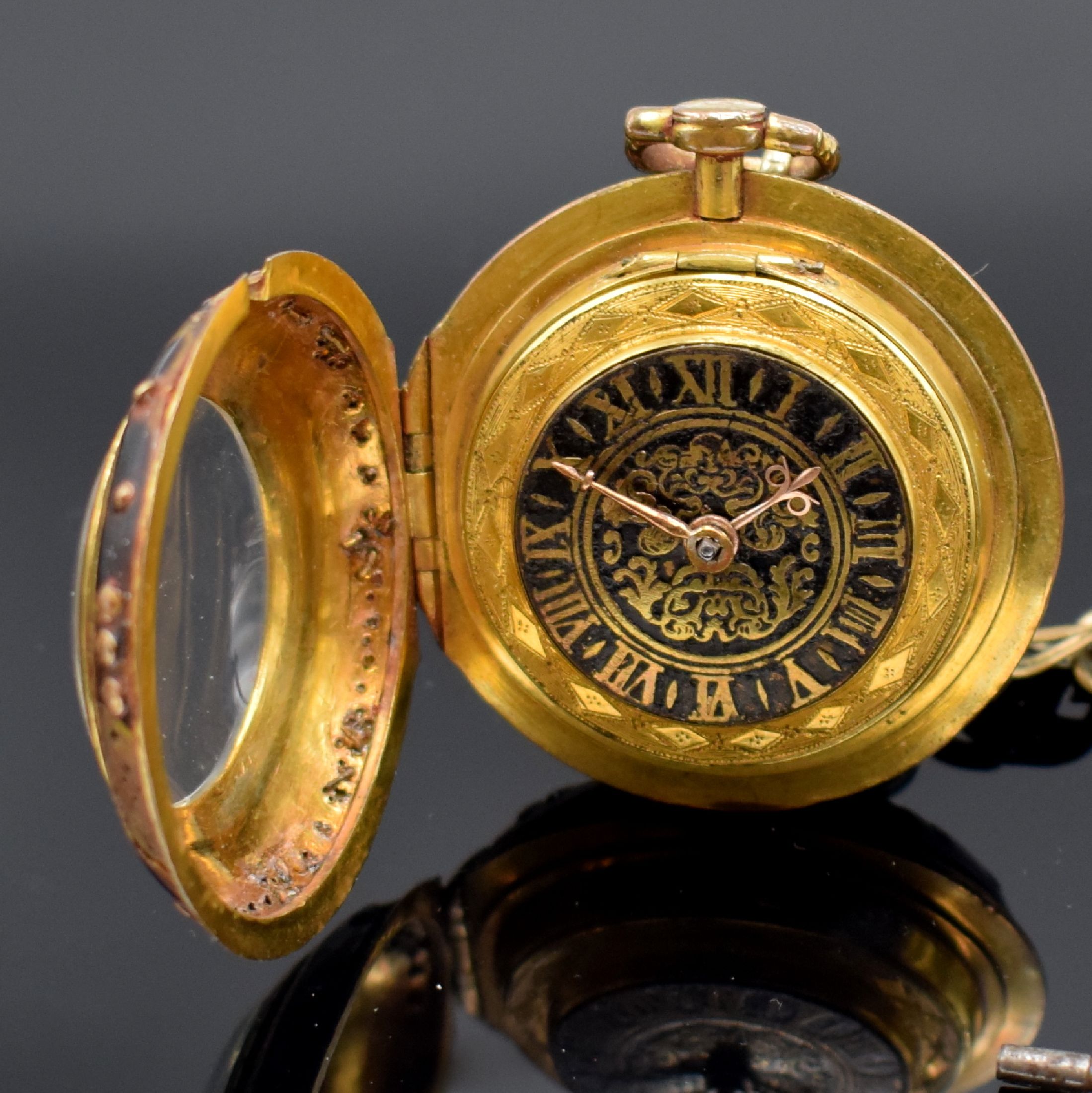 Detail b: Spindeltaschenuhr für den osmanischen Markt,um 1800, verg. Geh. unter Übergeh., rück- und vorderseitig Malerei unter Schildpatt (teils ...