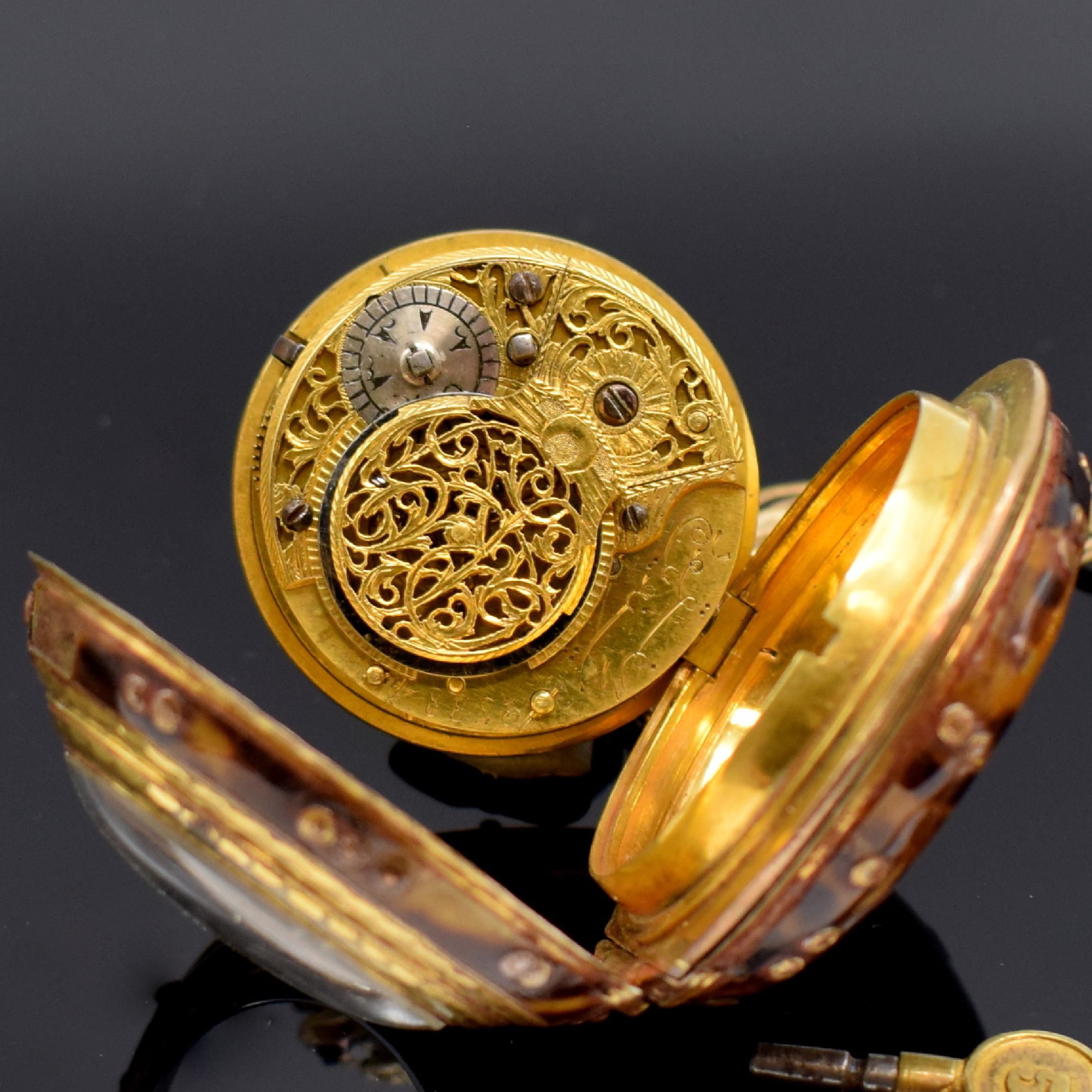 Detail d: Spindeltaschenuhr für den osmanischen Markt,um 1800, verg. Geh. unter Übergeh., rück- und vorderseitig Malerei unter Schildpatt (teils ...