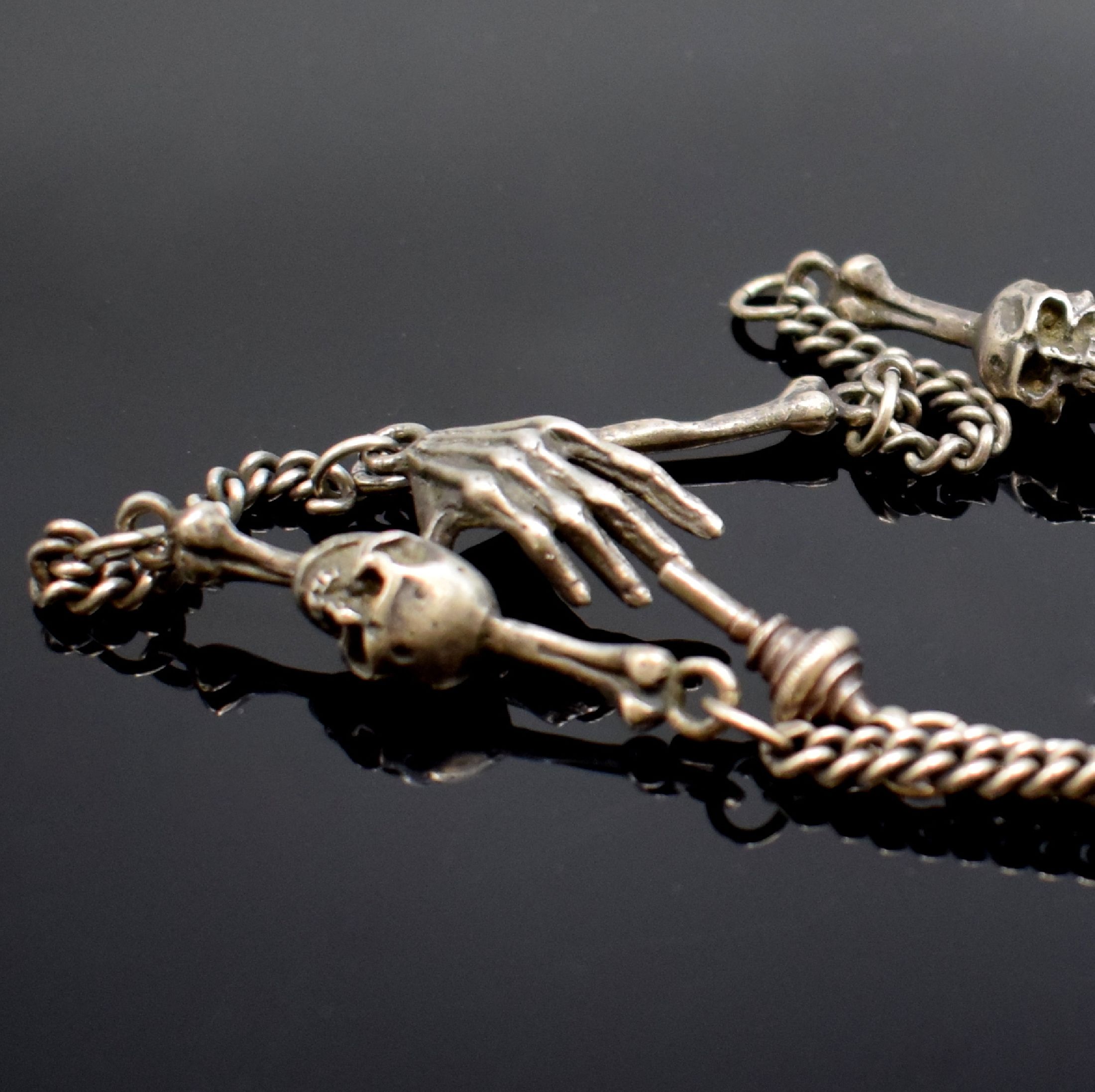 Detail b: Totenkopfuhr in Silber mit Kette, 2. Hälfte 20 Jhd., aufklappbares Gehäuse, passende Kette m. Todessymbolik, integr. Ankerwerk m. 15 St. früher, ...