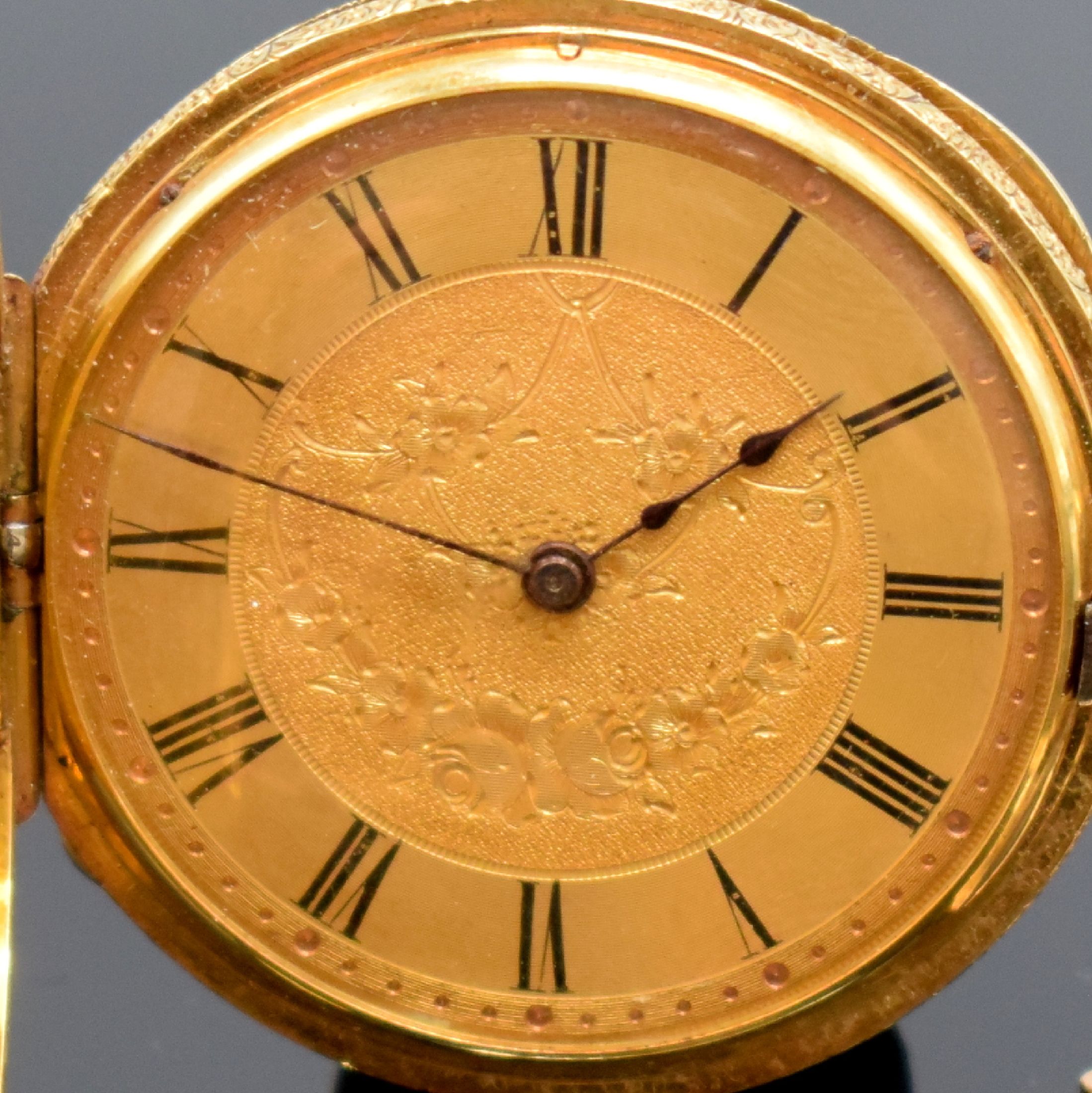 Detail a: Damen-Halbsavonette in RoseG 750/000, Schweiz um 1870, floral grav. 3-Deckel Goldgeh., Rückdeckel m. Monogrammspiegel, gold. Zifferbl. im Zentrum ...