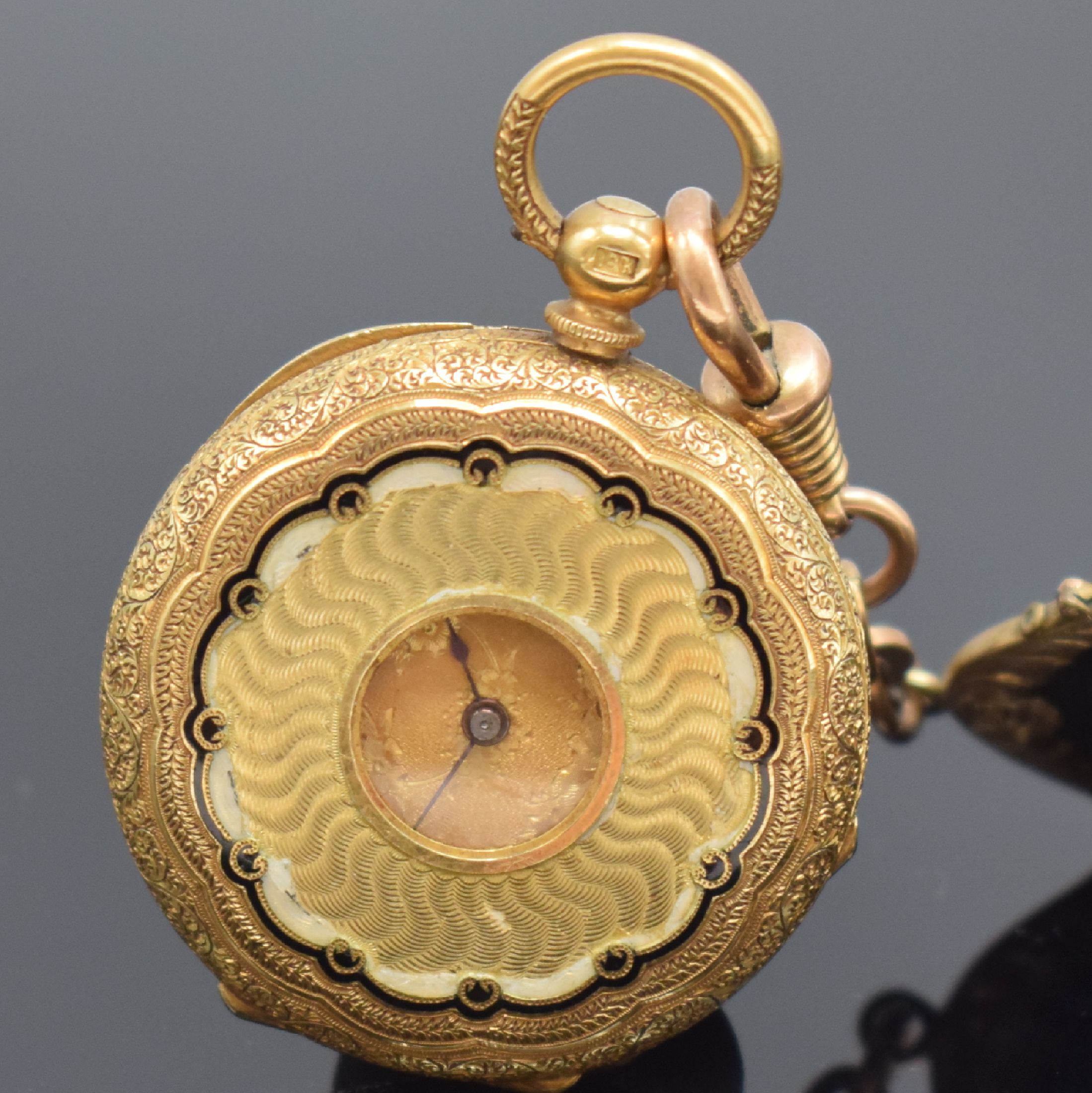 Detail b: Damen-Halbsavonette in RoseG 750/000, Schweiz um 1870, floral grav. 3-Deckel Goldgeh., Rückdeckel m. Monogrammspiegel, gold. Zifferbl. im Zentrum ...