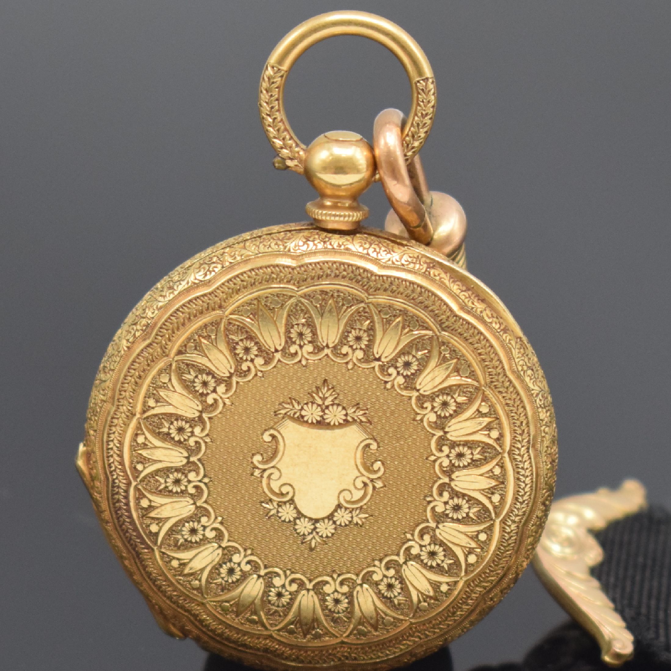 Detail c: Damen-Halbsavonette in RoseG 750/000, Schweiz um 1870, floral grav. 3-Deckel Goldgeh., Rückdeckel m. Monogrammspiegel, gold. Zifferbl. im Zentrum ...