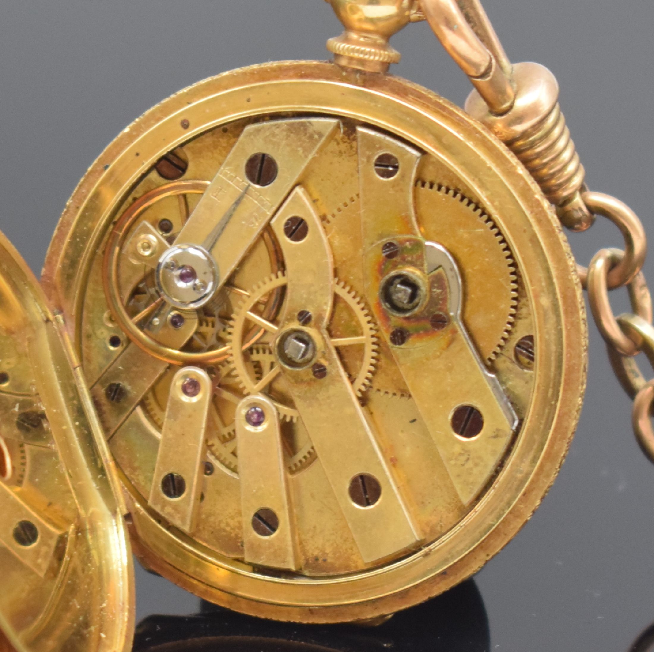 Detail d: Damen-Halbsavonette in RoseG 750/000, Schweiz um 1870, floral grav. 3-Deckel Goldgeh., Rückdeckel m. Monogrammspiegel, gold. Zifferbl. im Zentrum ...