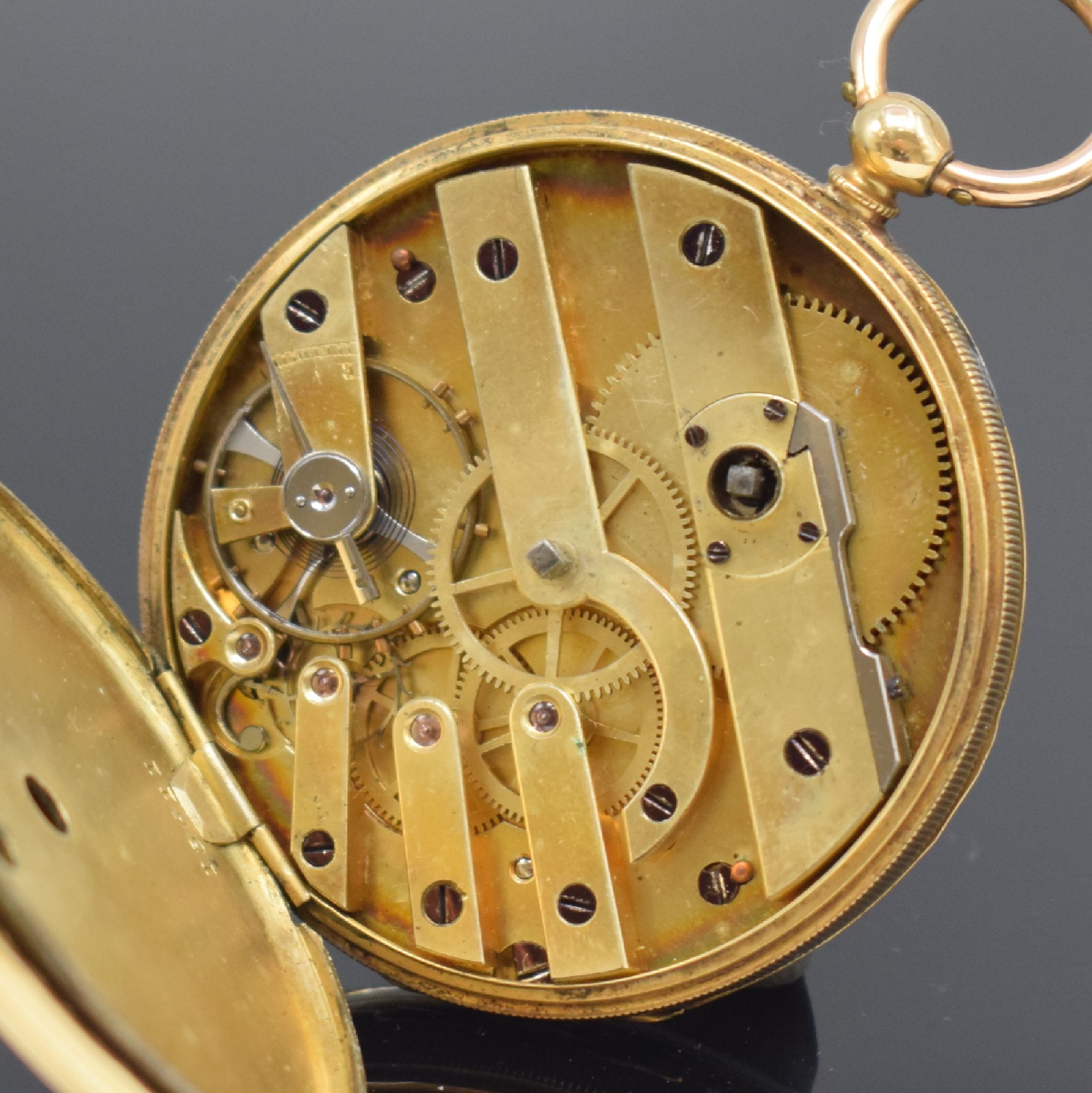 Detail c: Offene Taschenuhr in GG 750/000, Schweiz um 1890, Schlüsselaufzug, Geh. m. Münzrand dell., guill. Rückdeckel grav., Metallcuvette, Emailzifferbl. ...