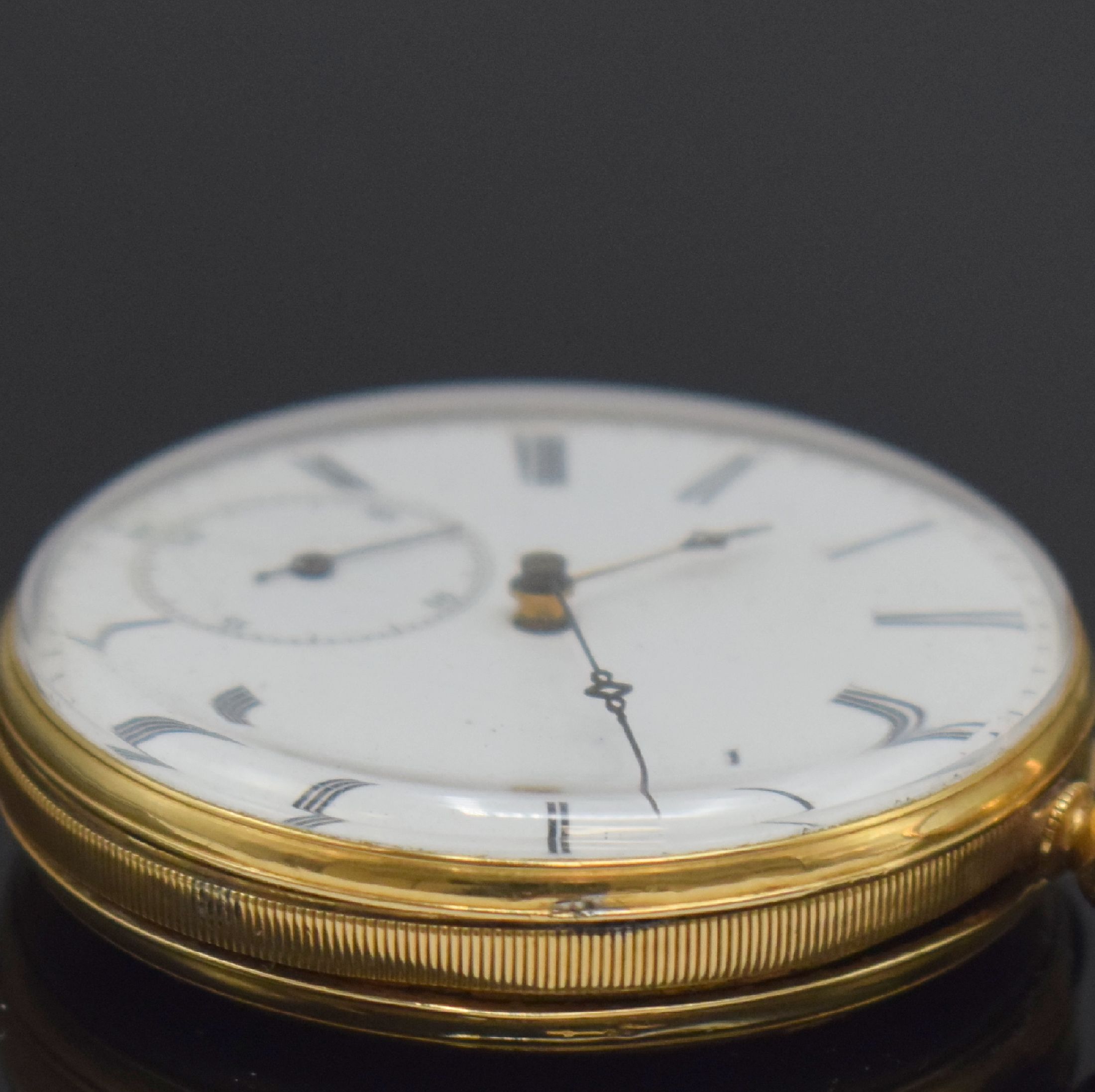 Detail d: Offene Taschenuhr in GG 750/000, Schweiz um 1890, Schlüsselaufzug, Geh. m. Münzrand dell., guill. Rückdeckel grav., Metallcuvette, Emailzifferbl. ...