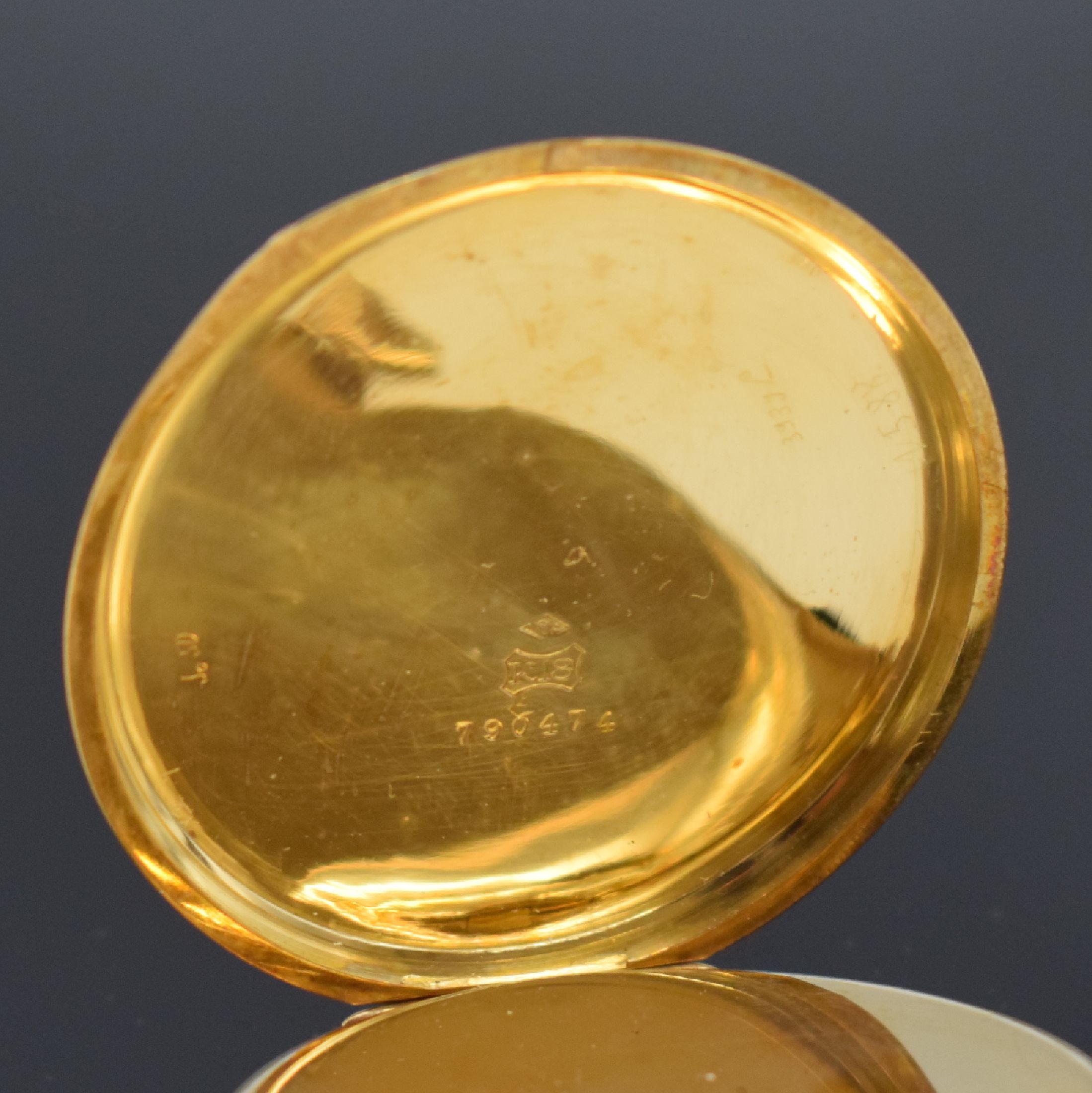 Detail d: LIP offene Taschenuhr in GG 750/000, Frankreich um 1920, Geh. m. Münzrand, Rückdeckel m. Streifendekor dell., Goldcuvette, Metallzifferbl. m. arab. ...