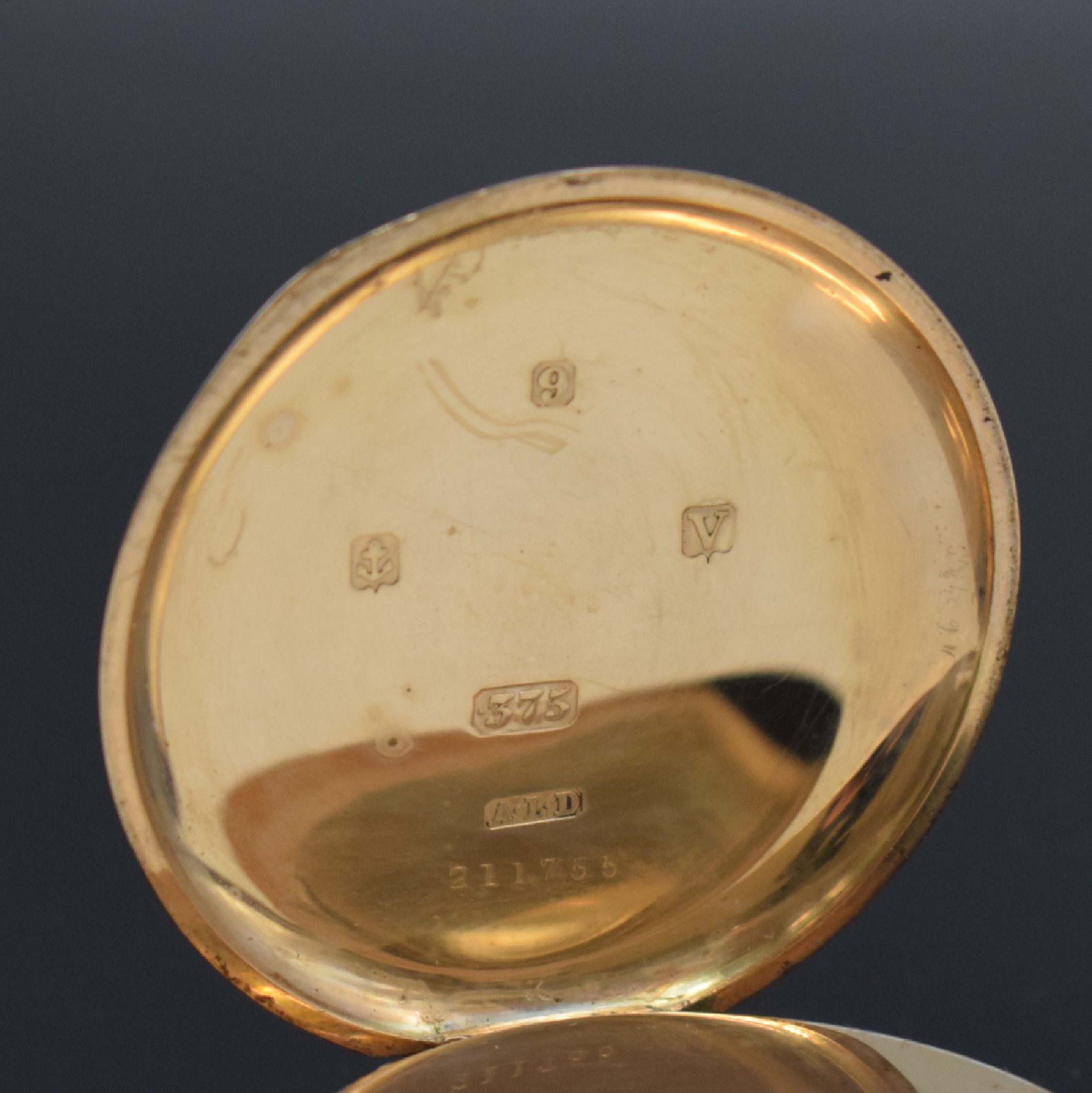 Detail e: WALTHAM Herrensavonette in RG 375/000, USA f. den engl. Markt um 1930, glattes 3-Deckel Dennison Goldgeh. dell./riss., Sprungdeckel m. Schmuckgrav., ...